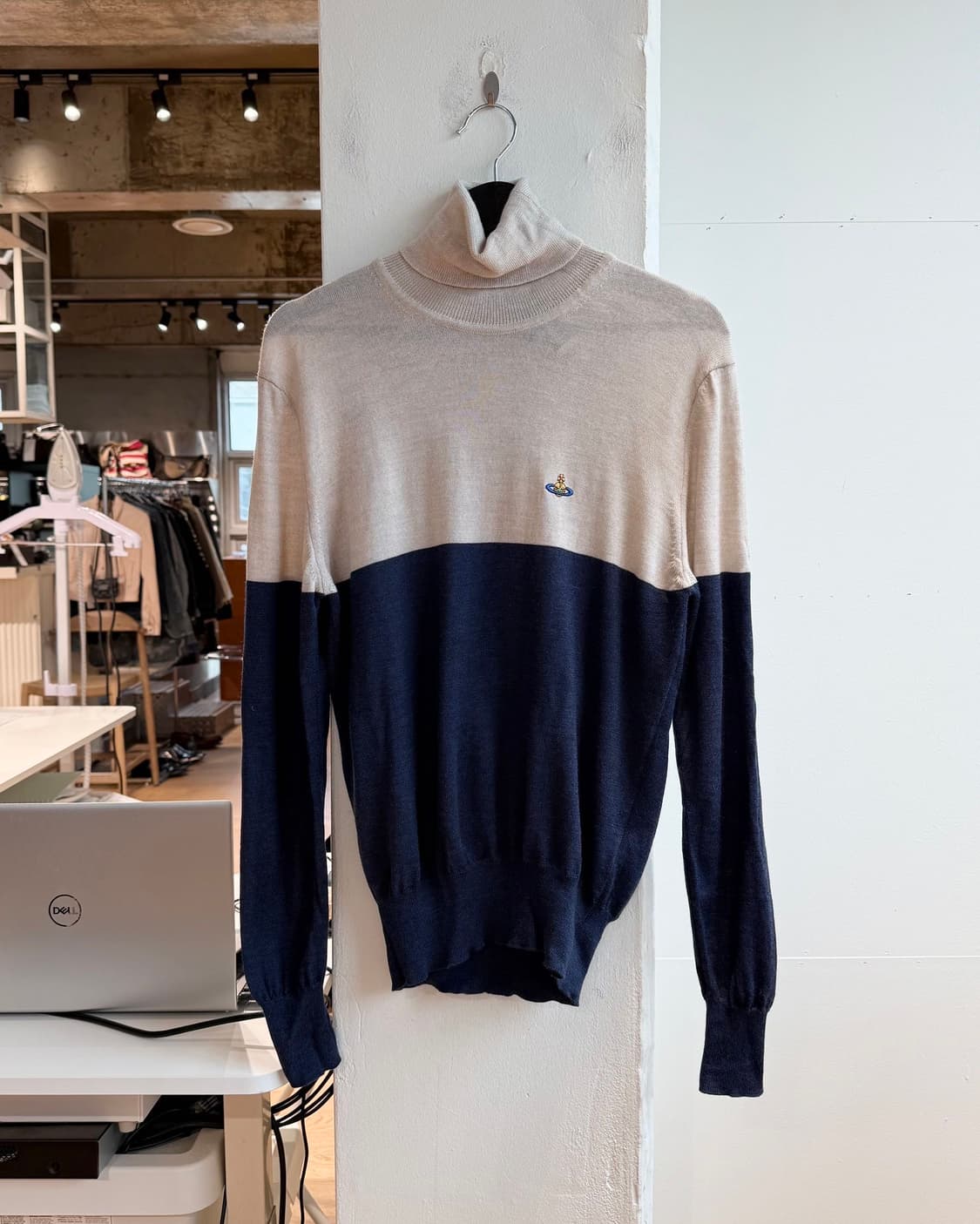 비비안웨스트우드 네이비 베이지 orb자수 터틀넥 니트  상품이미지2