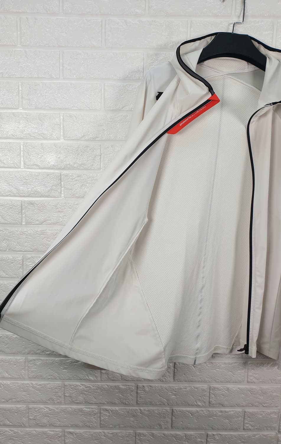 [105]데상트 런닝 후드 집업 (레쉬가드 겸용) 상품이미지5