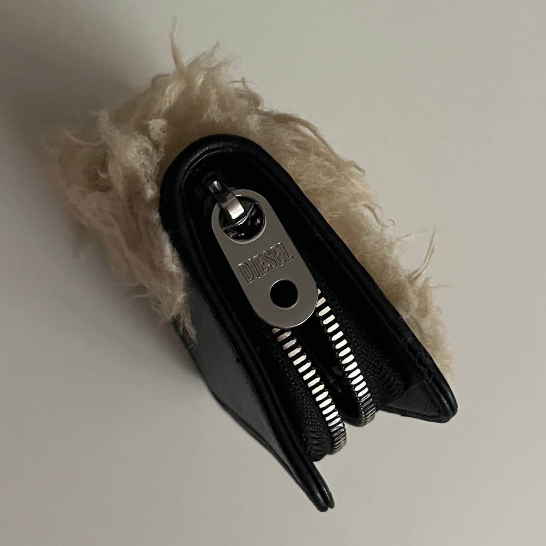 Diesel Marmye Stea Fur Wallet Bag 상품이미지5