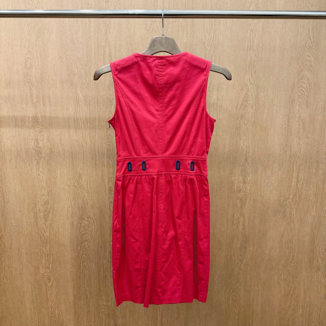 러브 모스키노 브이넥 슬리브리스 원피스 네이비 아일렛 장식 디테일 레드 상품이미지3