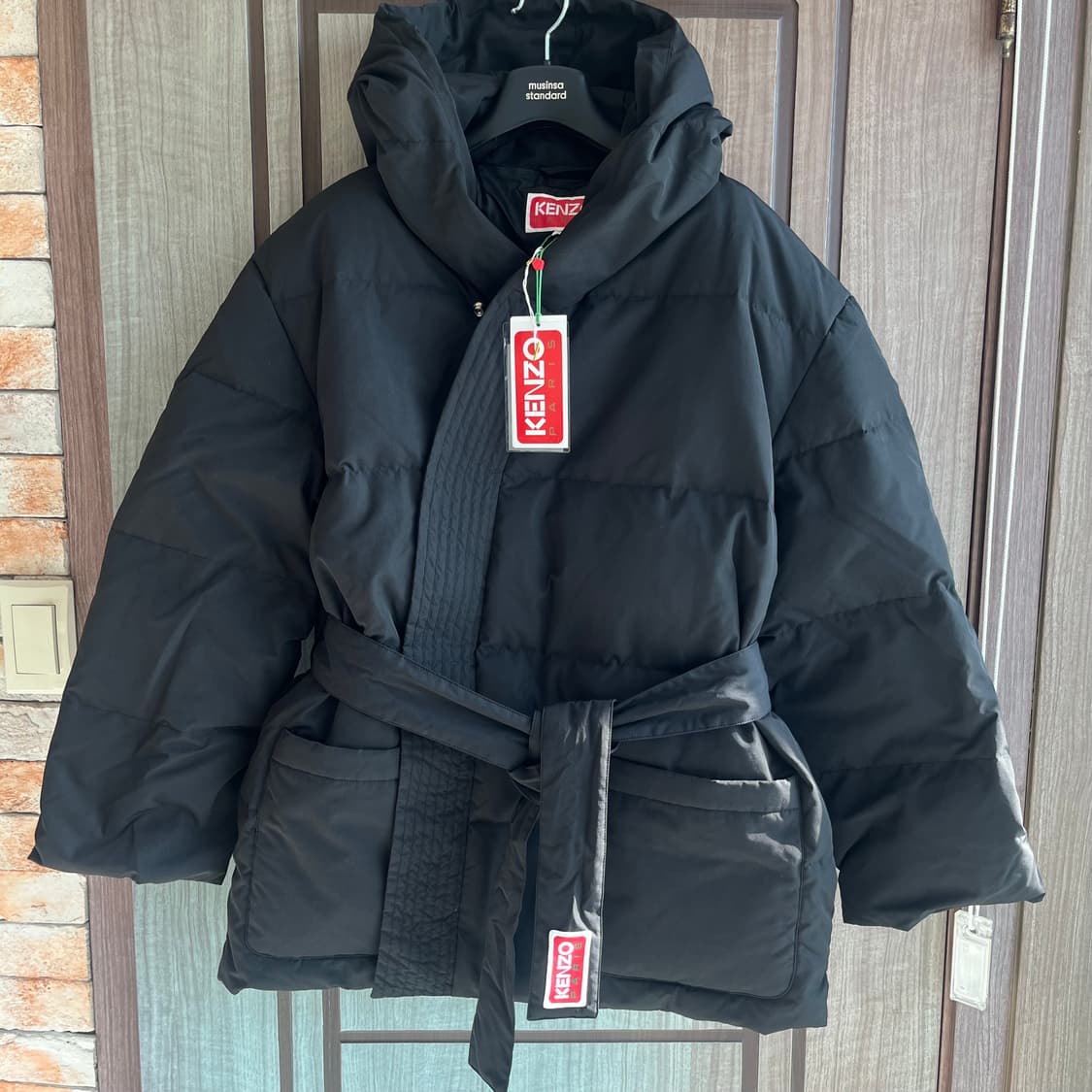 새상품(M)겐조 기모노 벨티드 랩 후드 다운 패딩 블랙 상품이미지1
