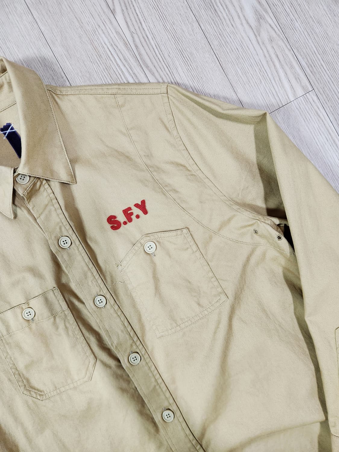 SIFURY 카멜 더블 포켓 체인 자수 셔츠 상품이미지4