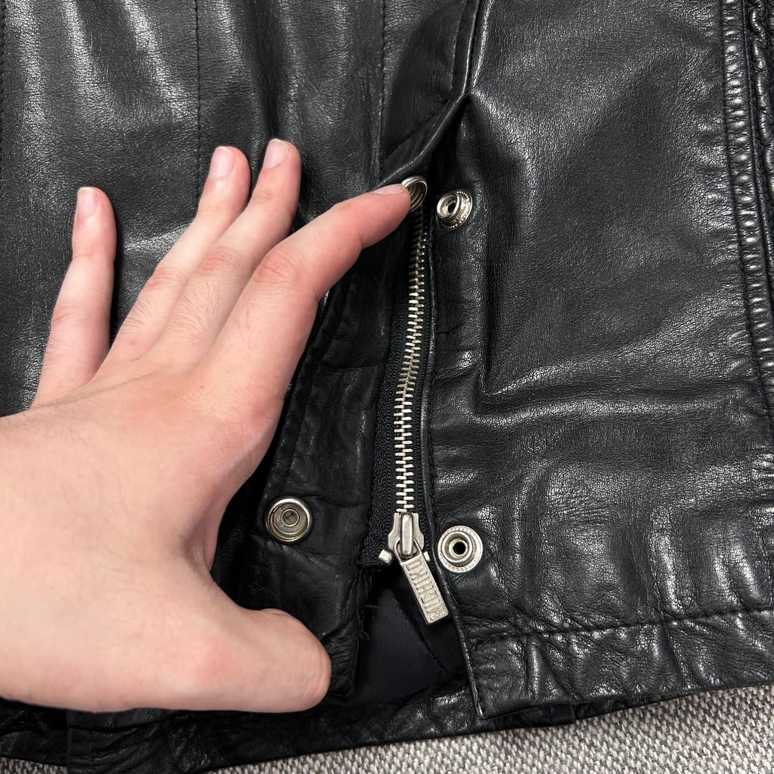 미치코코시노 런던 90s 빅로고 레더자켓 상품이미지5