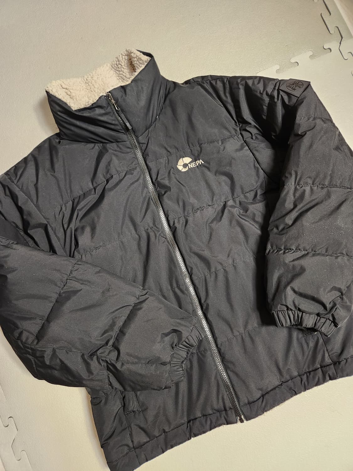 네파 리버시블 다운 양면 자켓 105사이즈

검정은 오염 하자없이 깨끗하 상품이미지1