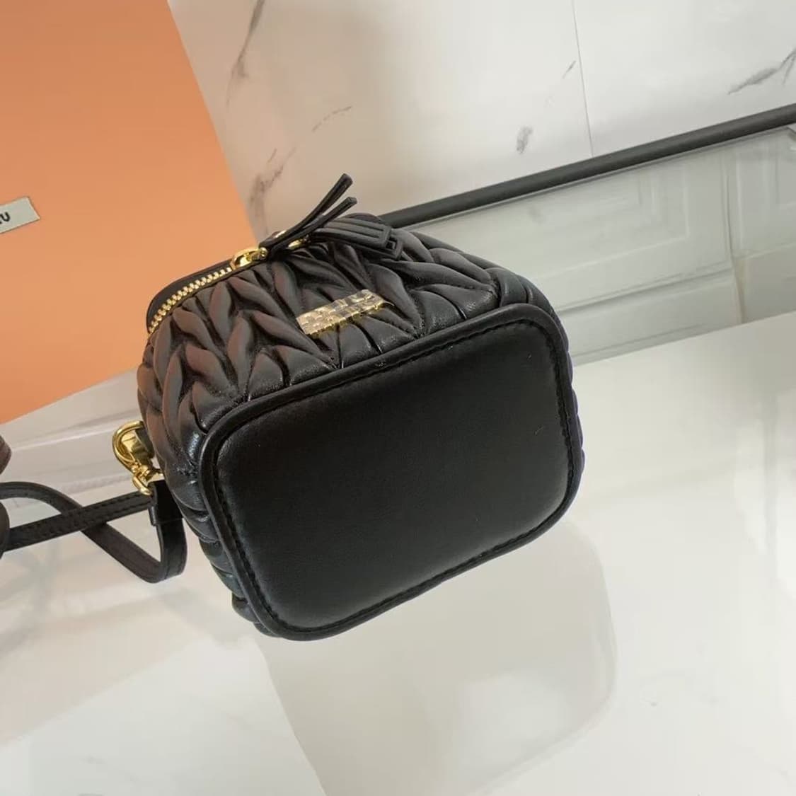 미우 미우 마테라쎄 나파 레더 미니 파우치 블랙 상품이미지5