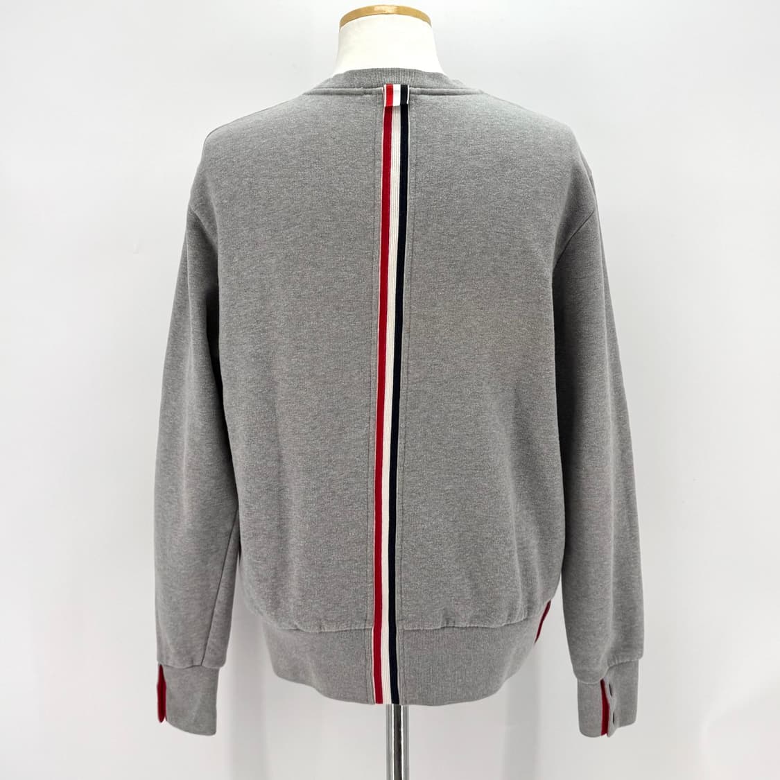 [2사이즈] 톰브라운 백삼선 맨투맨 그레이 (MJT085A) 상품이미지2