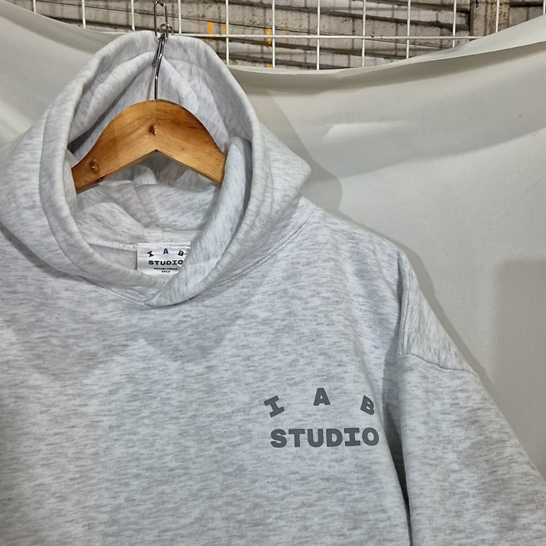 IAB STUDIO 아이앱 스튜디오 빅 로고 후드티 상품이미지4