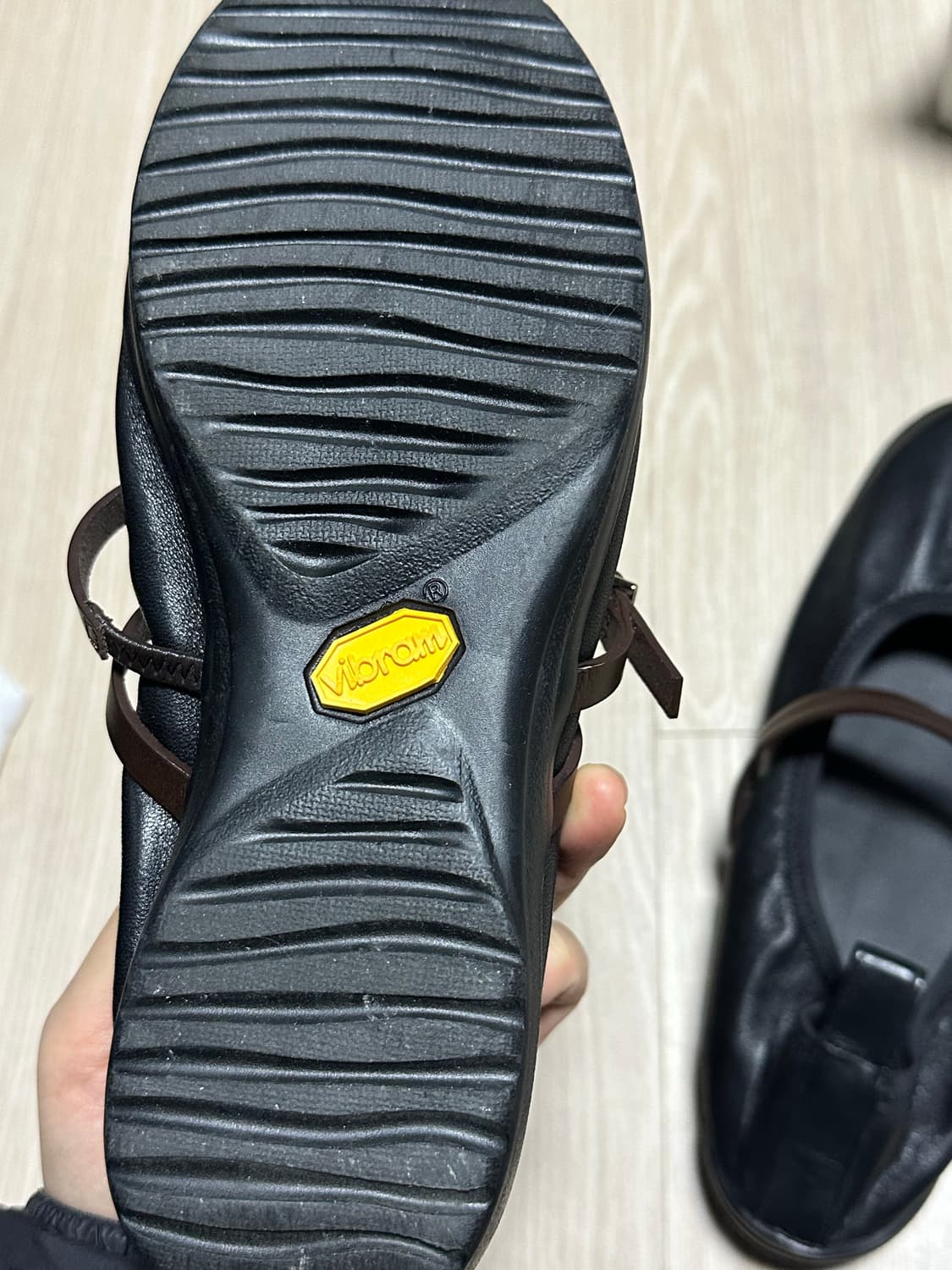 아모멘토 비브람 셔링 플랫 블랙 상품이미지9