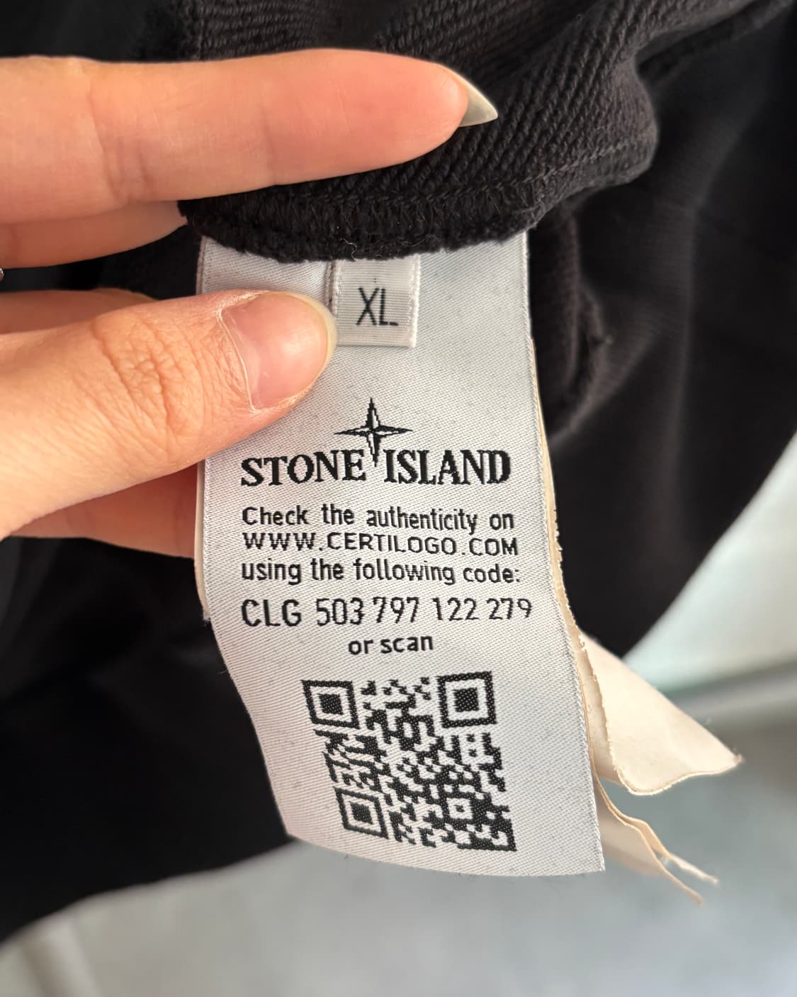 Stone Island 스톤아일랜드 블랙 컬러 와펜 숄더 디테일 맨투맨 상품이미지5