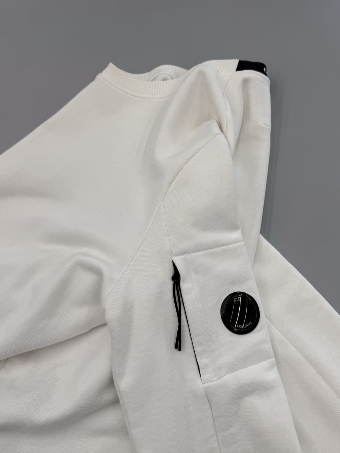 CP컴퍼니 루즈핏 렌즈와펜 화이트 스웻셔츠 상품이미지7