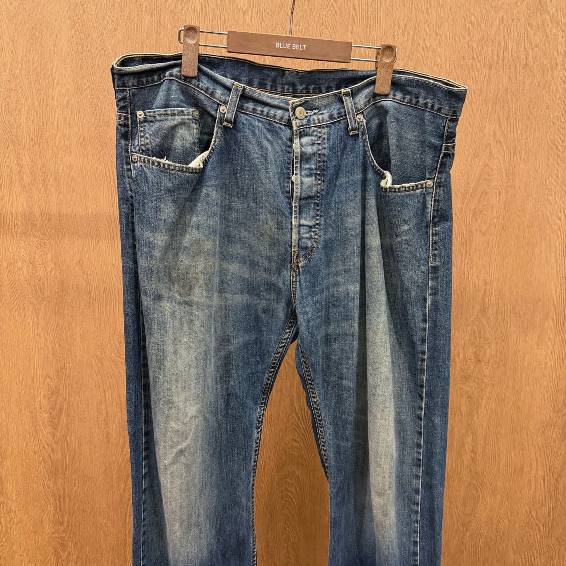 리바이스 워싱 데님 팬츠 버튼 클로징 레드 로고 탭 포켓 디테일 중청 상품이미지4