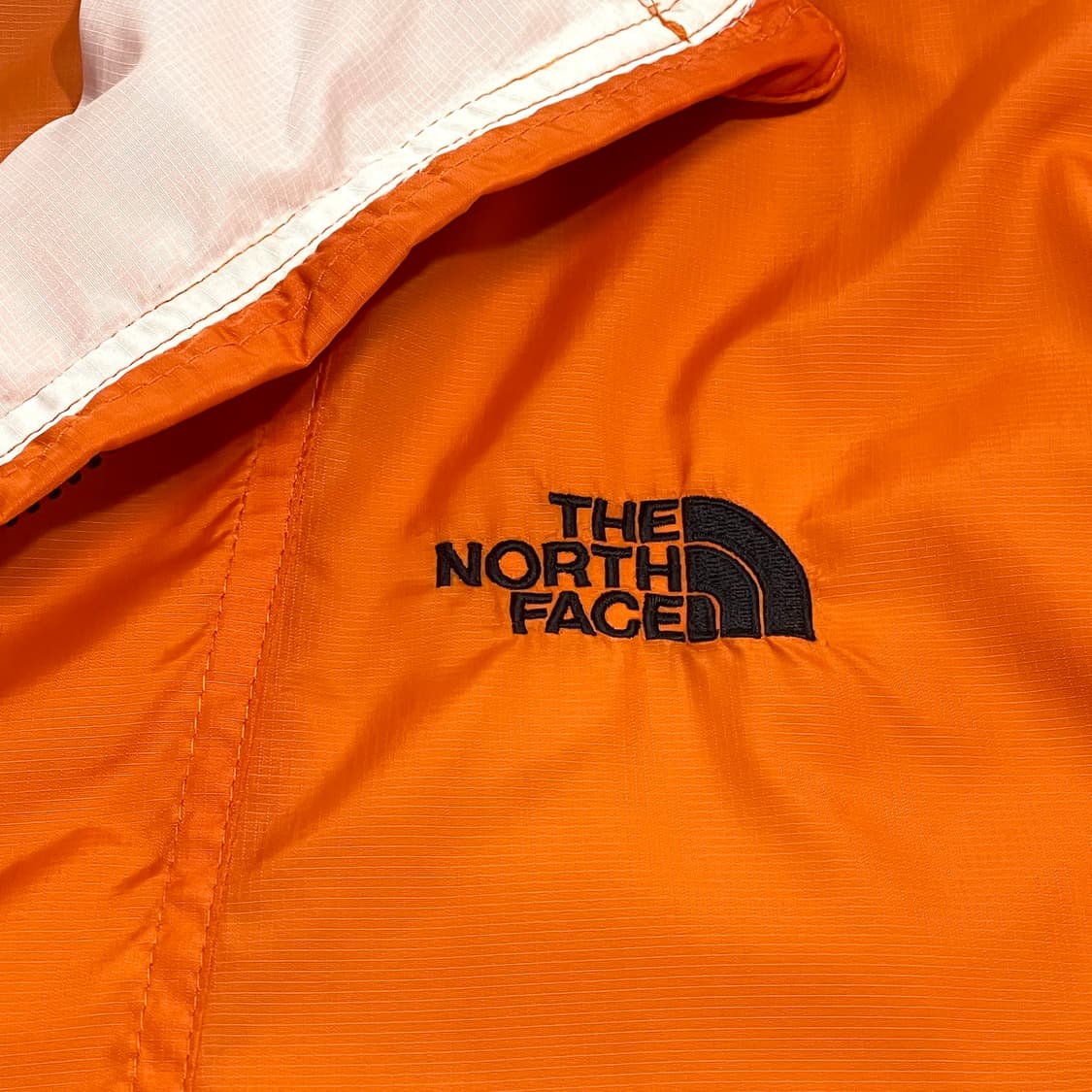 노스페이스 오렌지 배색 화이트 경량 바람막이 점퍼 남성105 상품이미지4