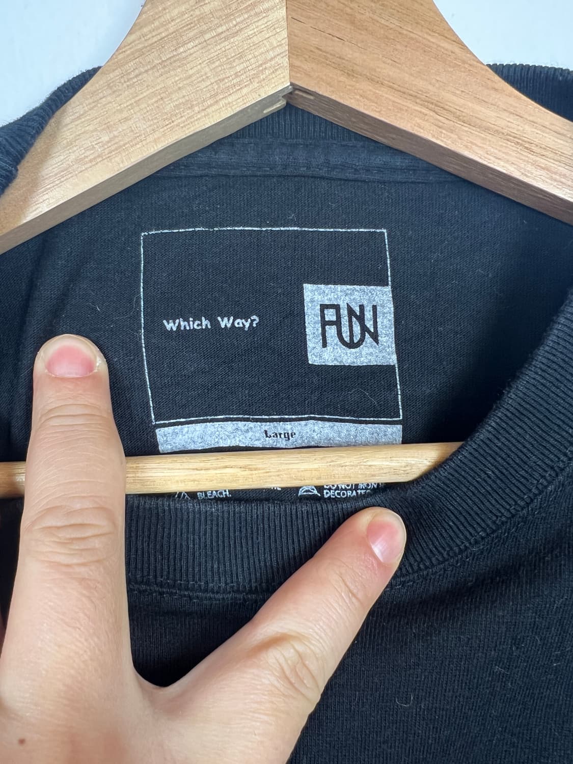 T251 Which Way? FUN 블랙 반팔 티셔츠 L 상품이미지3