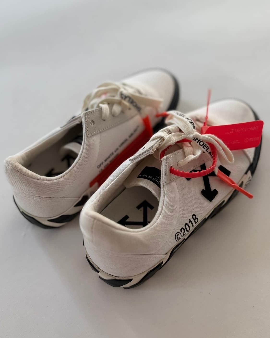 오프화이트 로우 벌크 스니커즈 화이트 상품이미지4