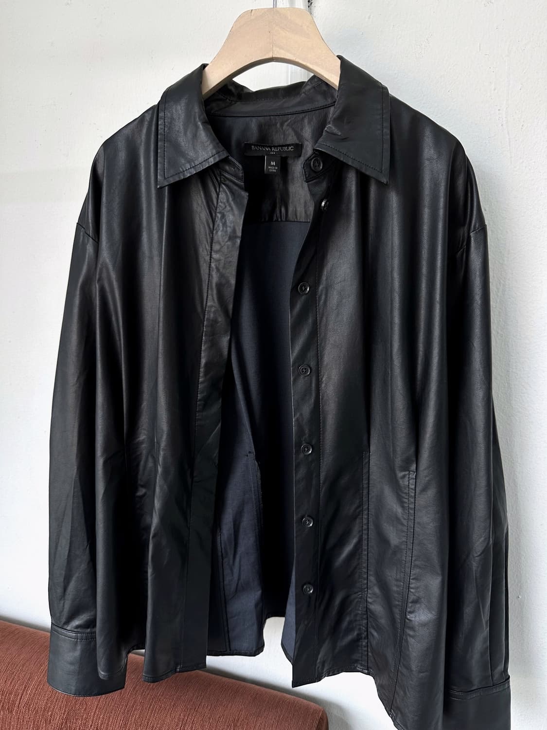 Fake leather design tuck shirt 상품이미지1