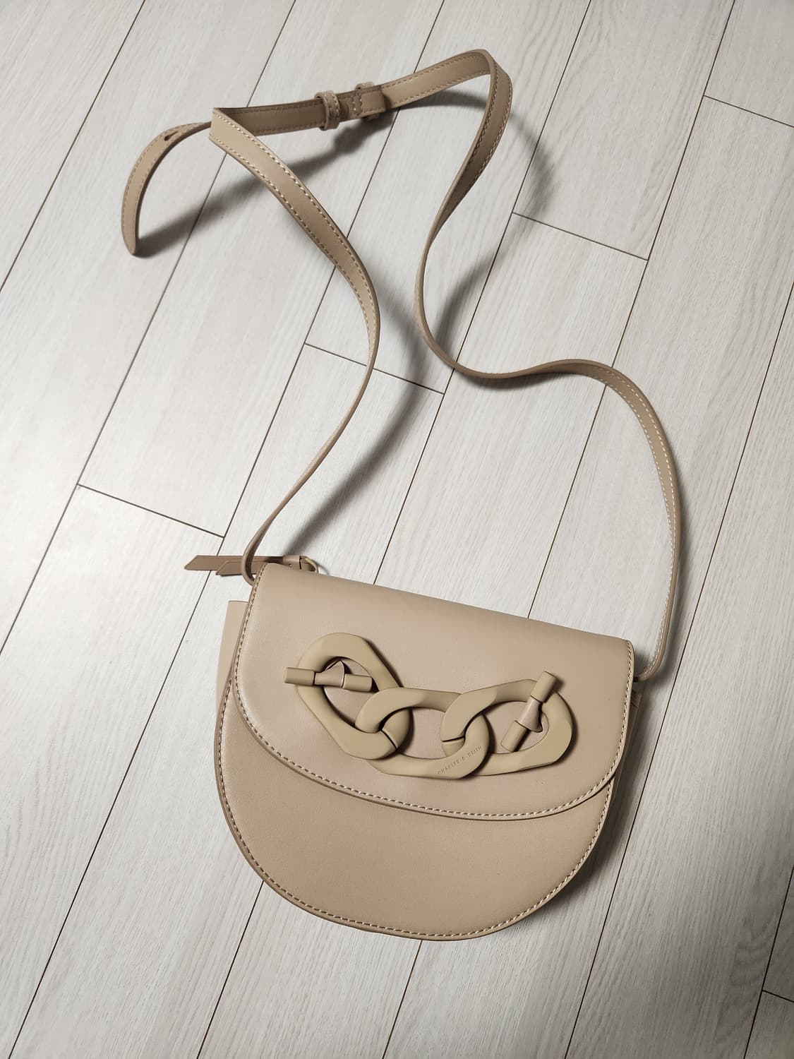 새상품급)찰스앤키스 크로스백

새건데 보관을 잘못해서 바닥에 주름생겼어요 상품이미지1