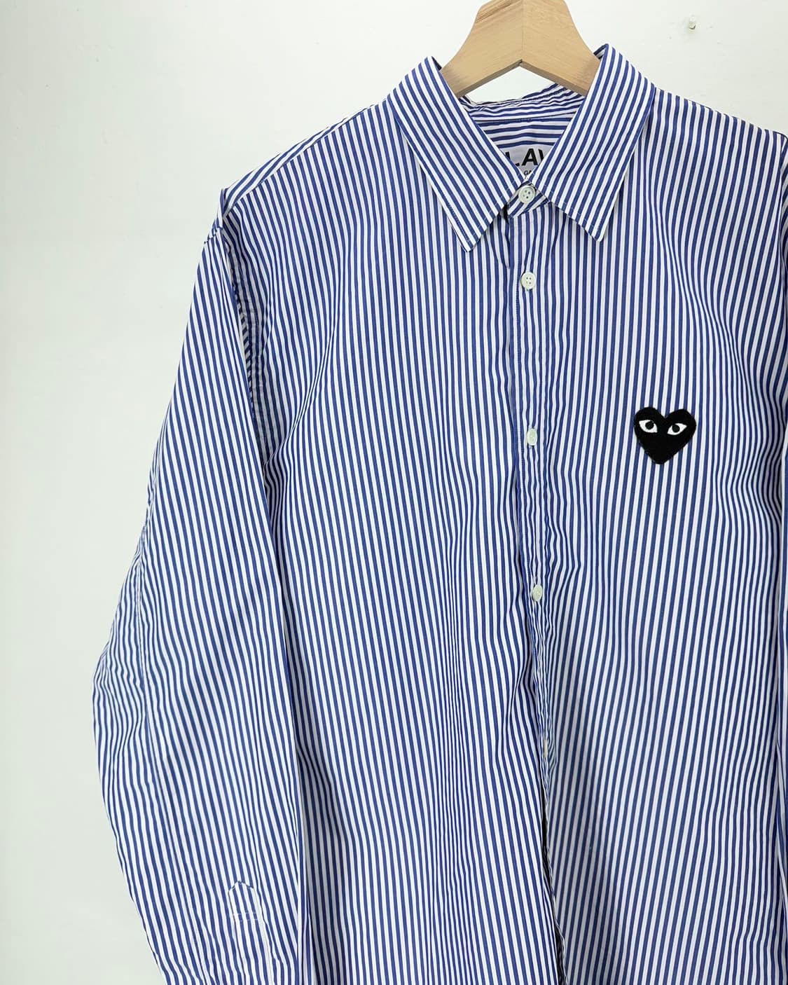 꼼데가르송 플레이 블랙 하트 와펜 블루 스트라이프 셔츠 상품이미지2