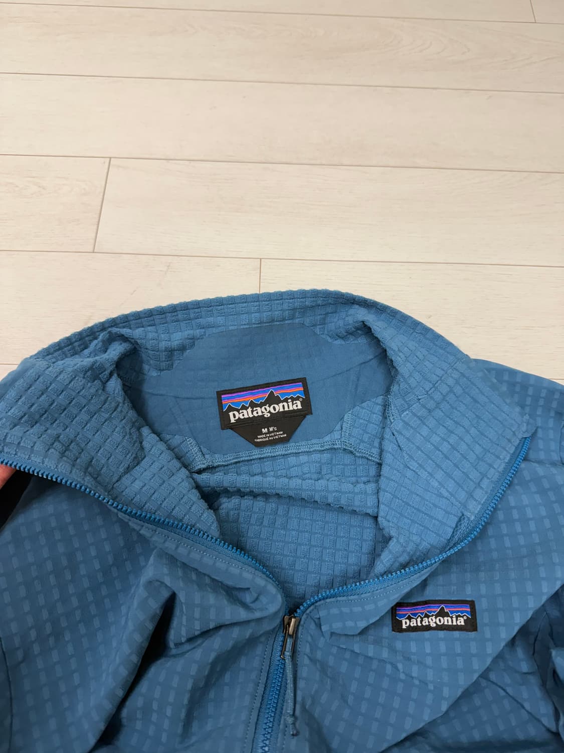 파타고니아 R1 풀집 자켓 블루 색상 M사이즈입니다. 보시는 것처럼 상태 상품이미지4