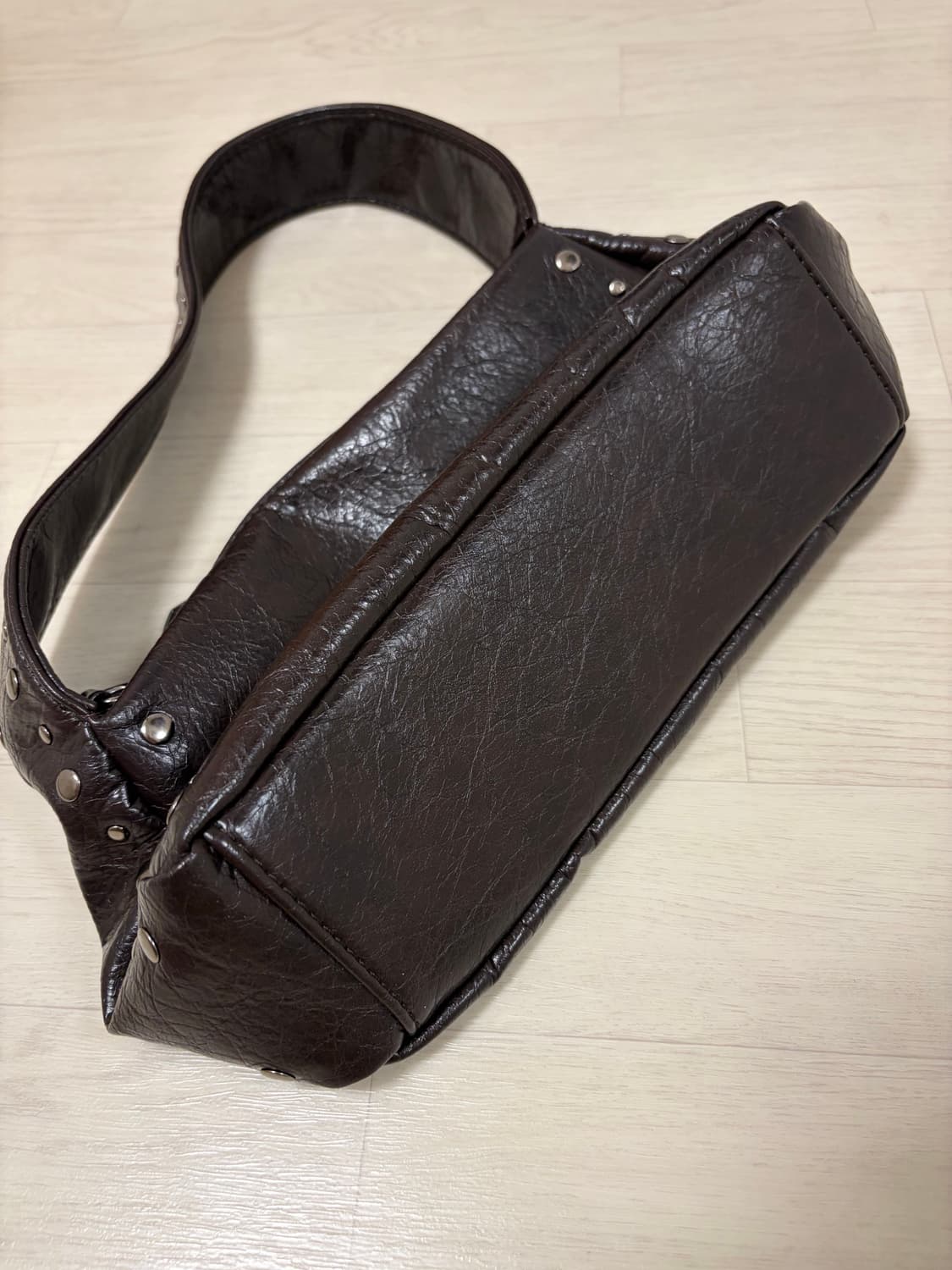 브라운 스터드 숄더백 상품이미지4