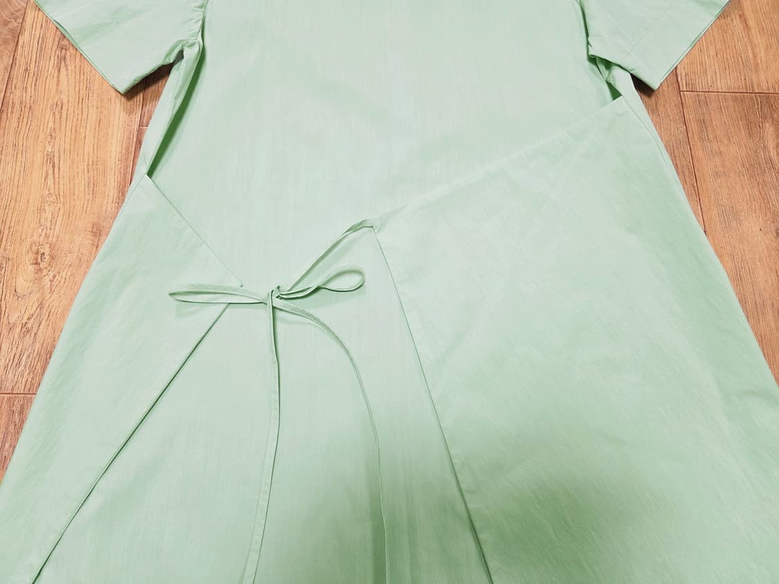 헬베티카(HELVETICA) 바스락 랩원피스 55-66 새상품 상품이미지3