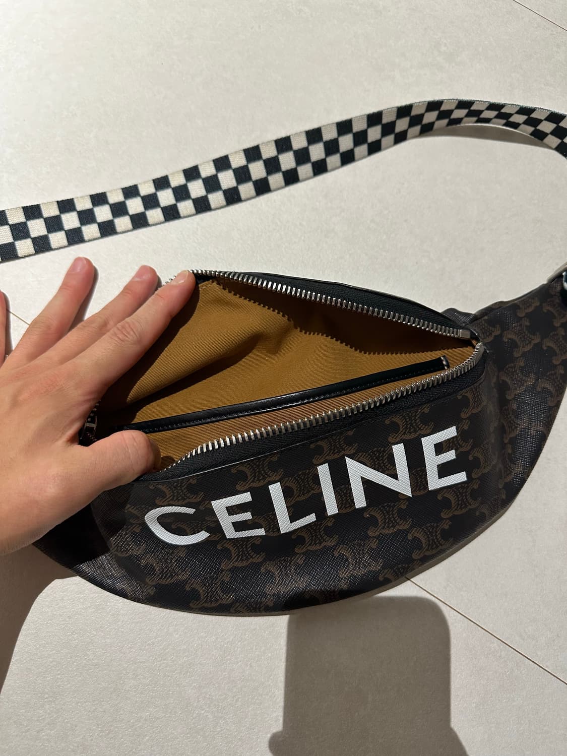 CELINE 셀린 브라운 트리오페 로고 벨트 백 상품이미지4