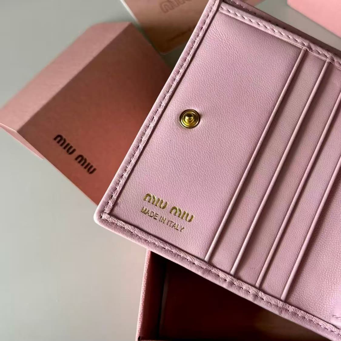 미우 미우 마테라쎄 나파 레더 카드 반지갑 알라바스터 핑크 상품이미지8