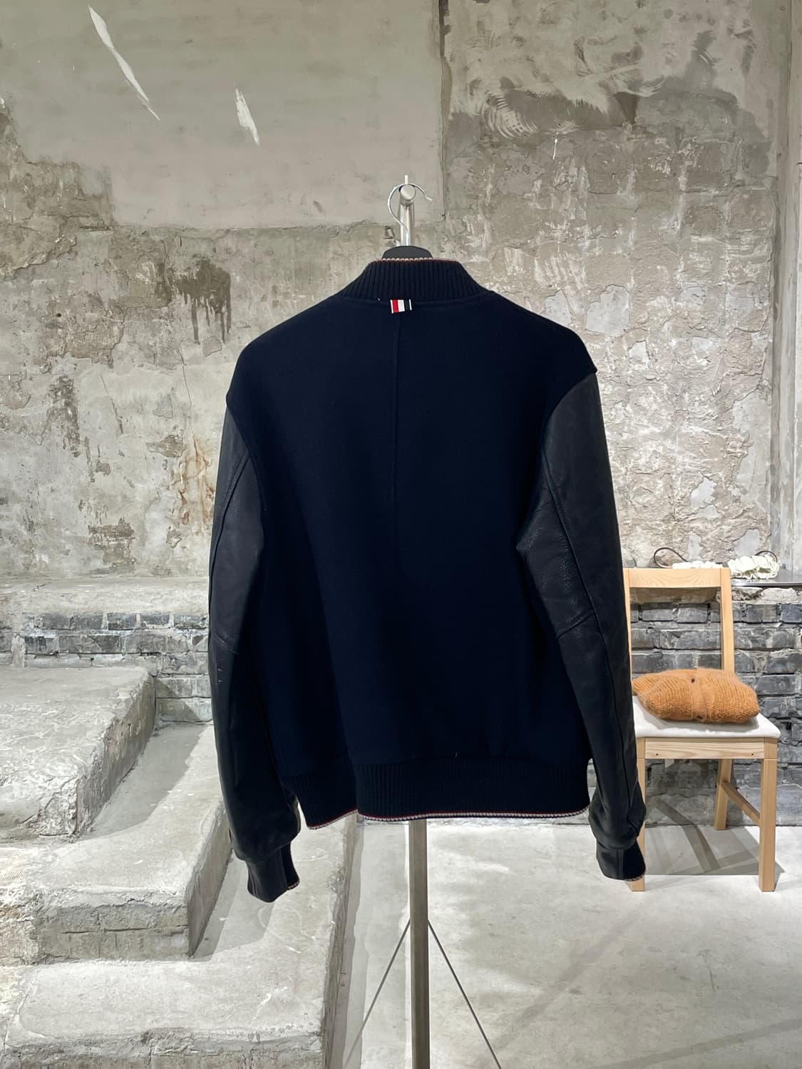 톰브라운 다크 네이비 금장 울 바시티 자켓 상품이미지6