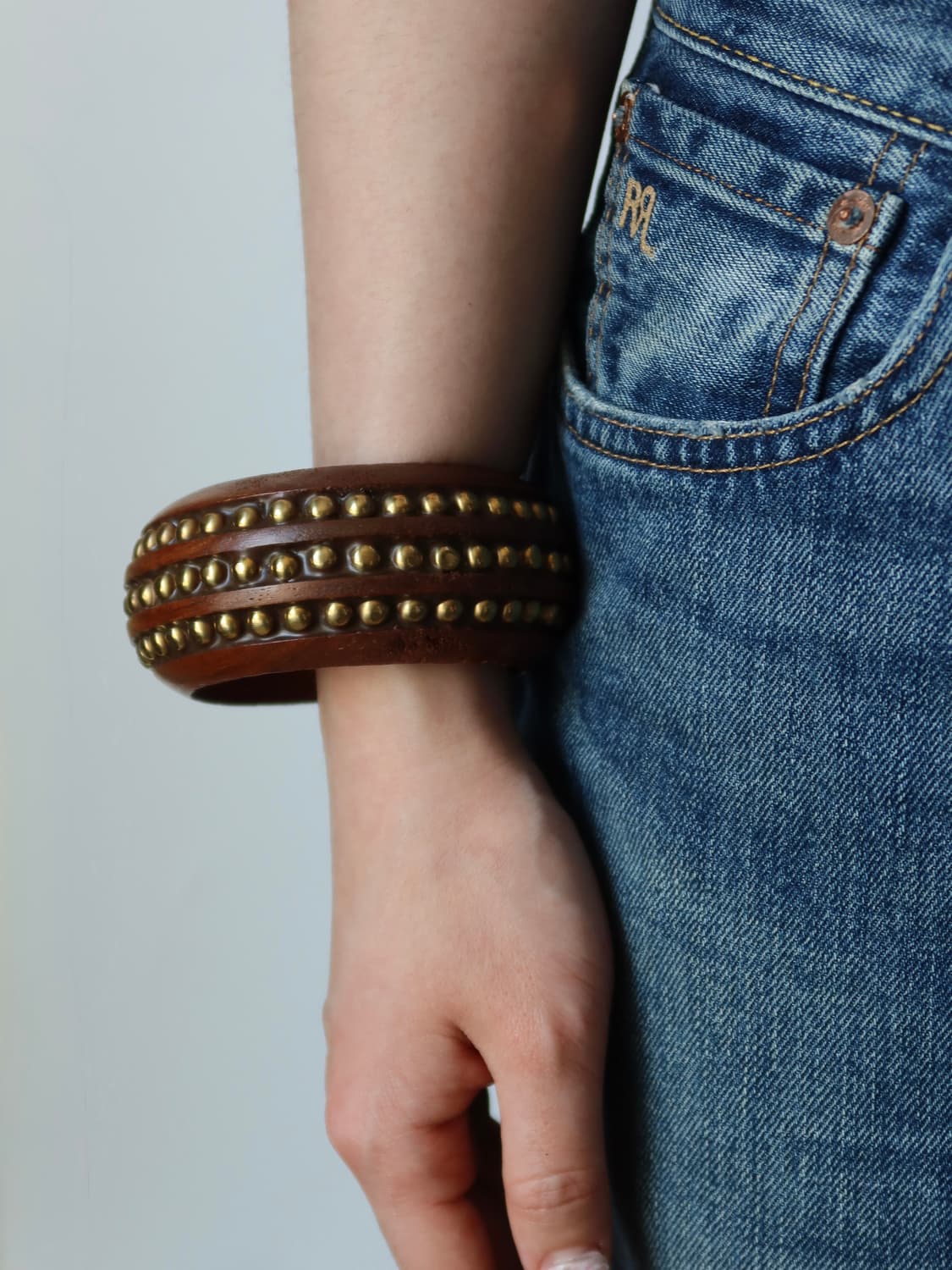 studded wood wide bangle 상품이미지1