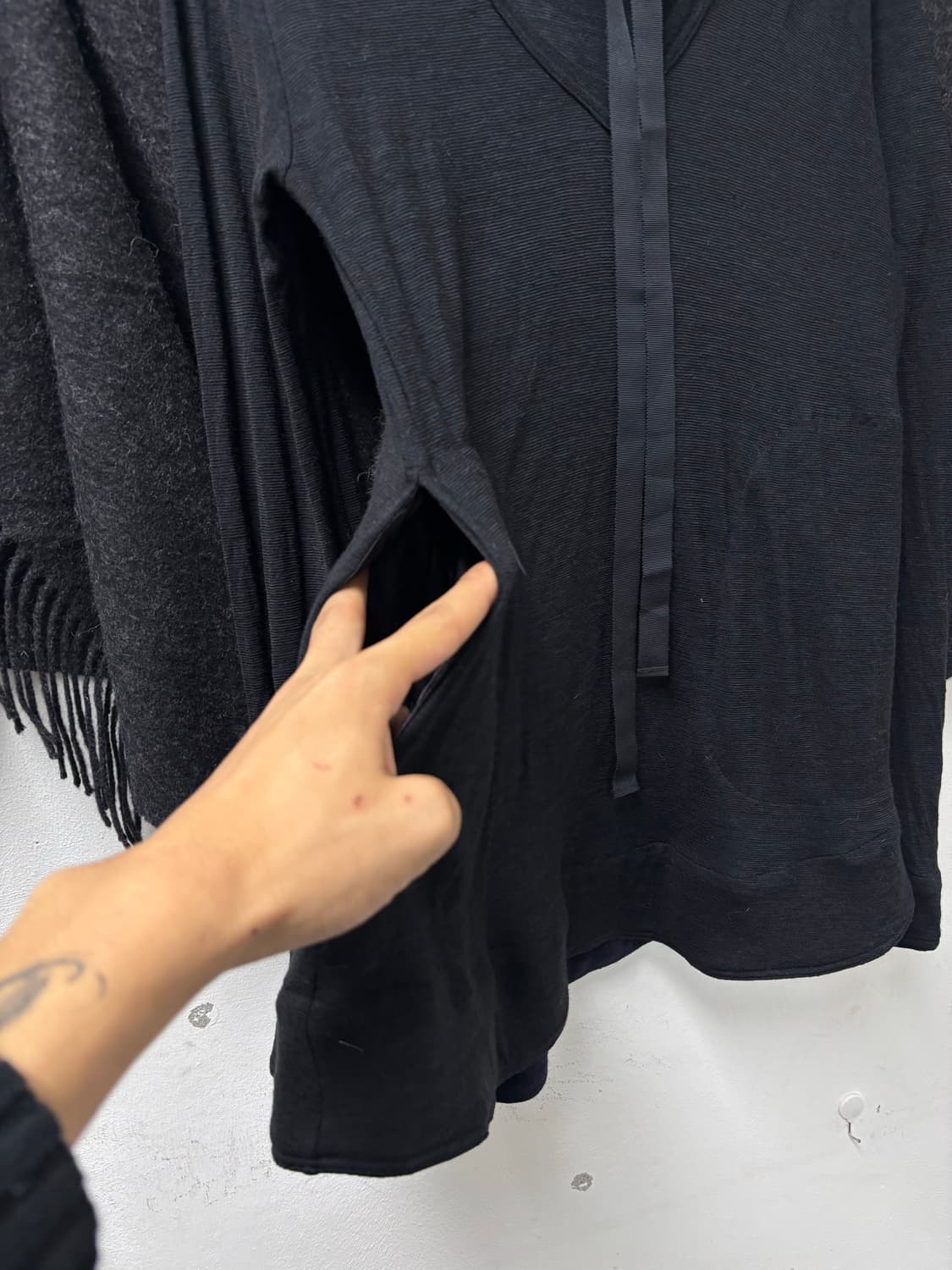 “Vintage” loose fit Black V Neck sleeve 상품이미지7