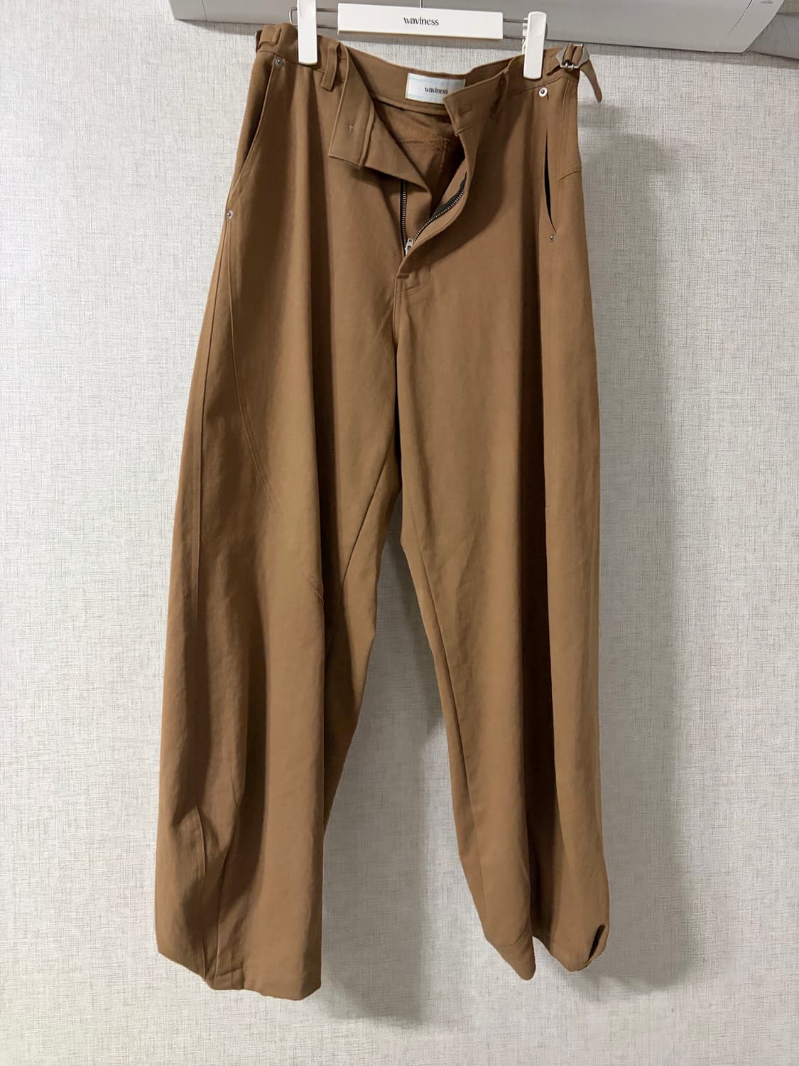 웨이비니스 오블리크 커브드 치노팬츠 카멜 상품이미지2