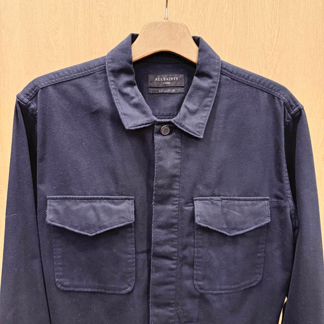 올세인츠 코튼 셔츠 자켓 투포켓 디테일 릴렉스드핏 네이비 상품이미지4
