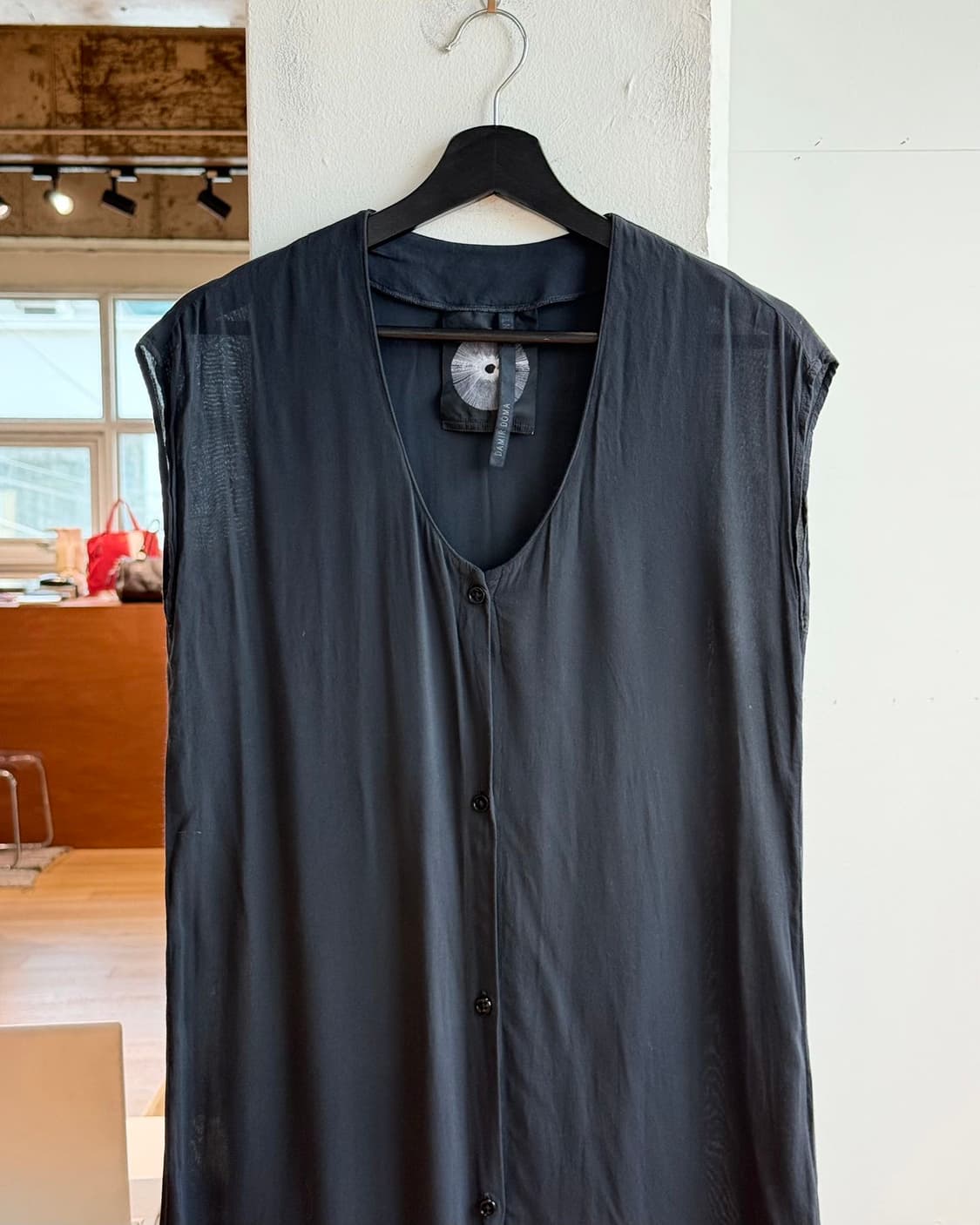 다미르 도마 사일런트 14ss 블랙 슬리브리스 버튼 원피스 상품이미지2