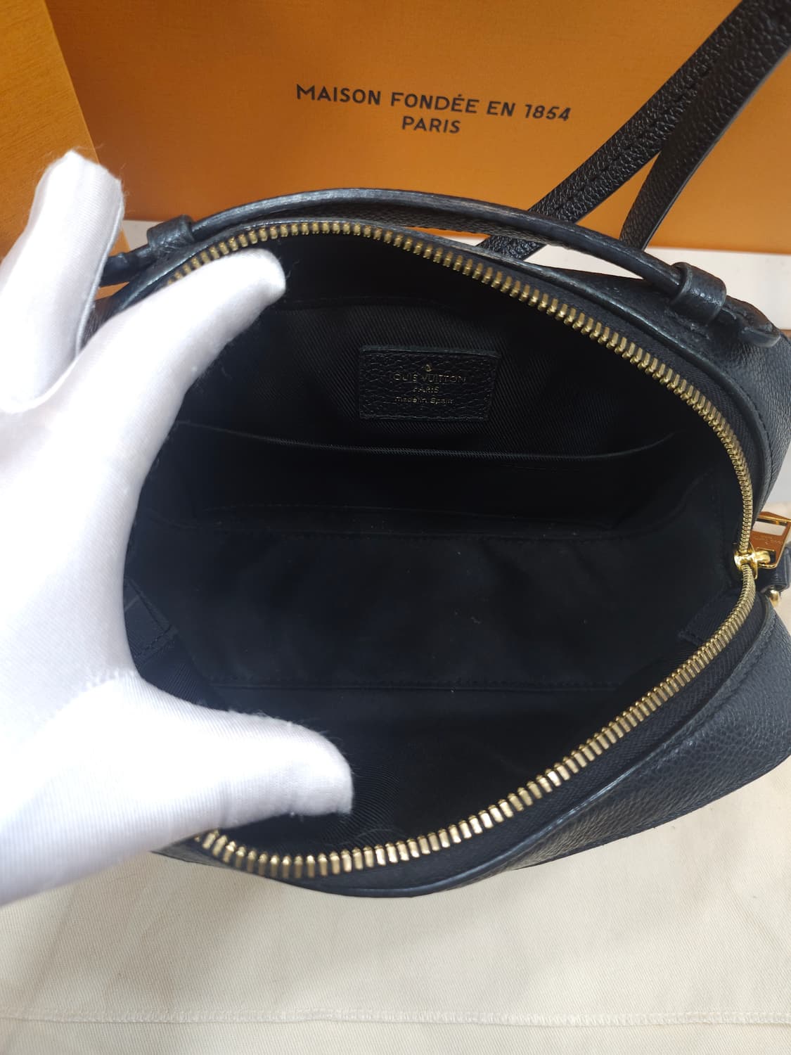 루이비통 앙프렝뜨 생통주 크로스백 상품이미지4