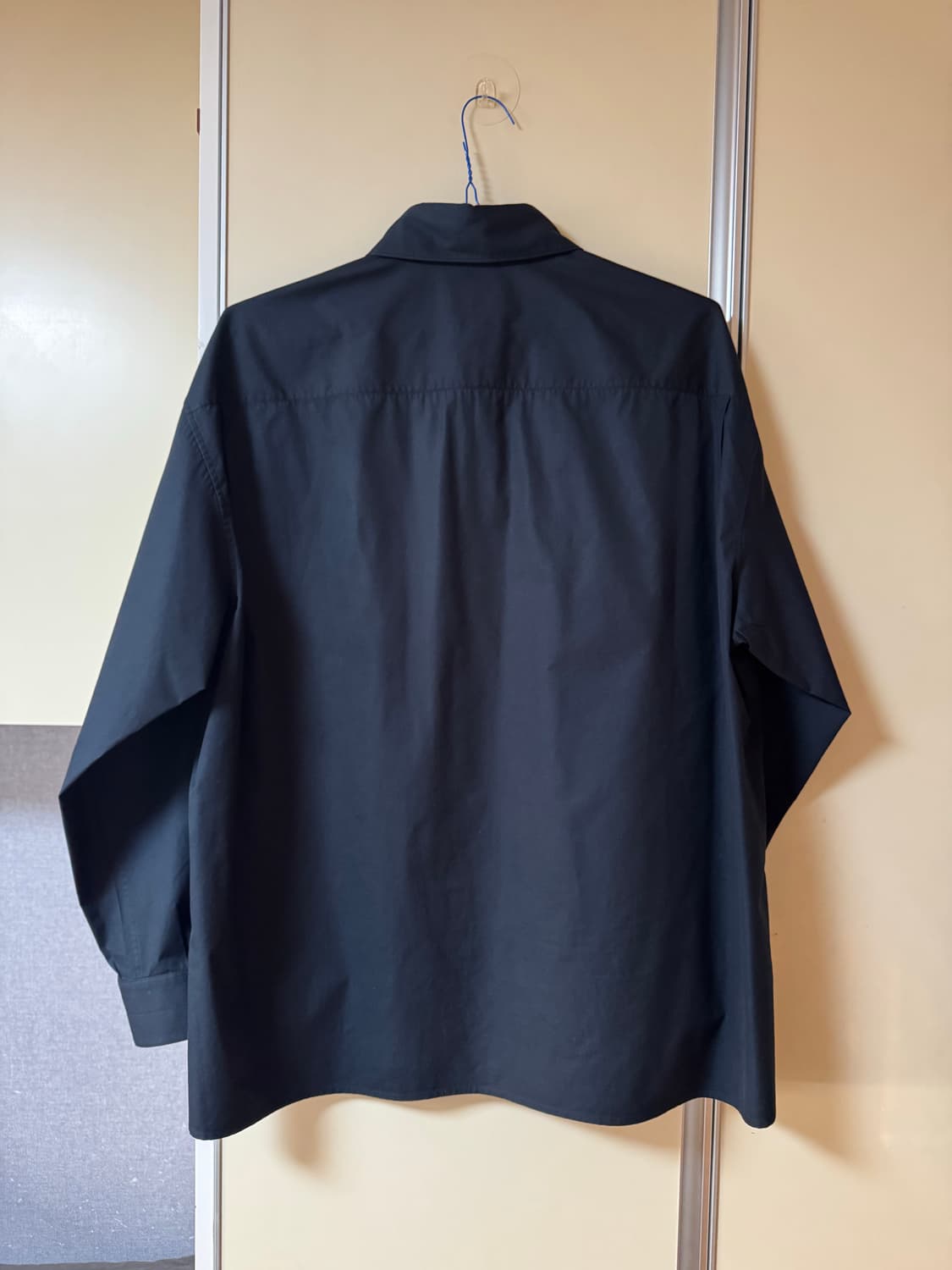 르메르 레귤러 칼라 트위스트 셔츠 블랙(캐비어) 50 상품이미지2