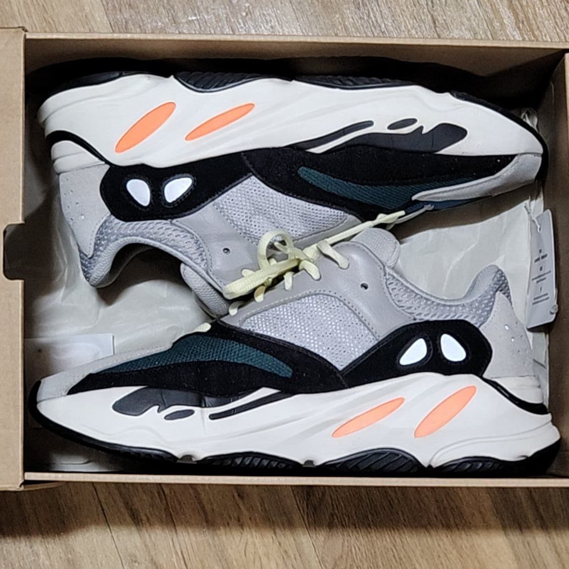 아디다스 275 이지부스트 웨이브러너 700 상품이미지2