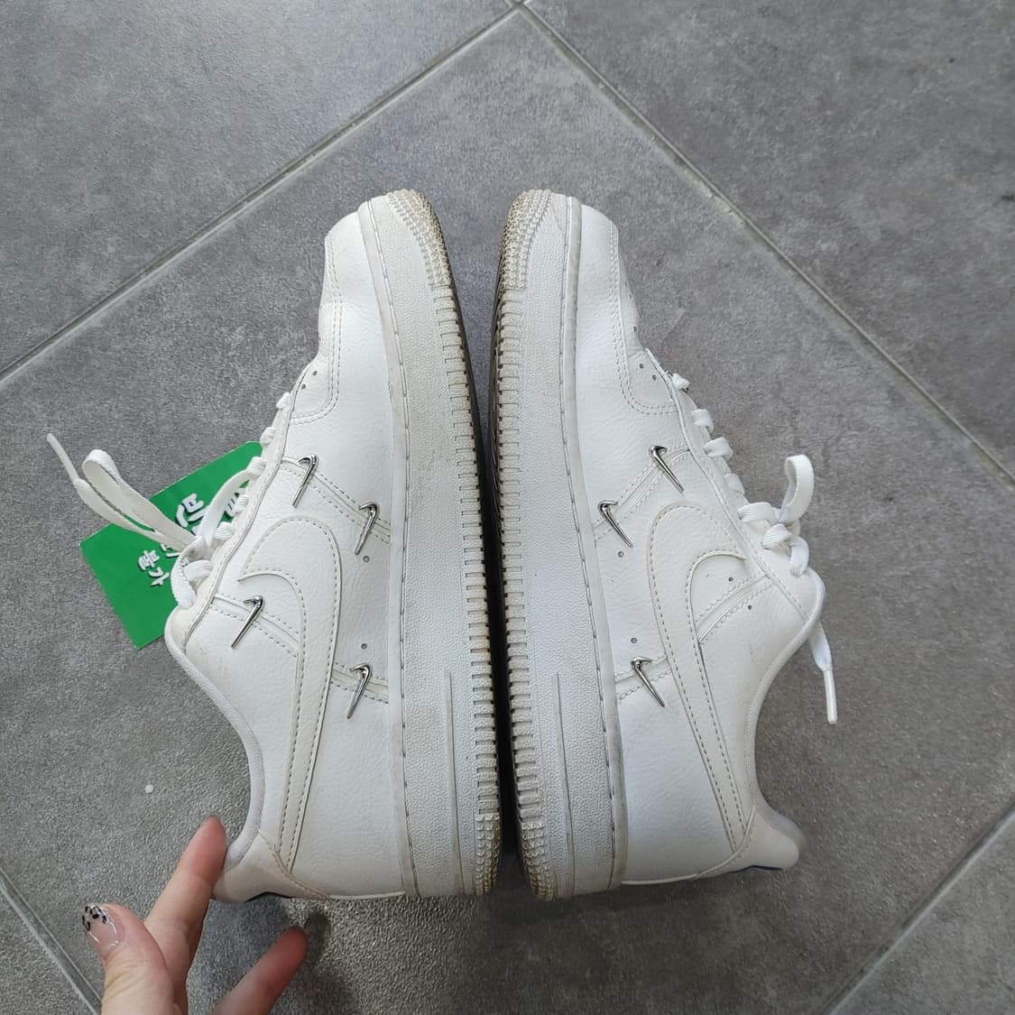 230 나이키 여성 에어포스 1'07 LX크롬화이트 하이퍼로얄 스니커즈 상품이미지3