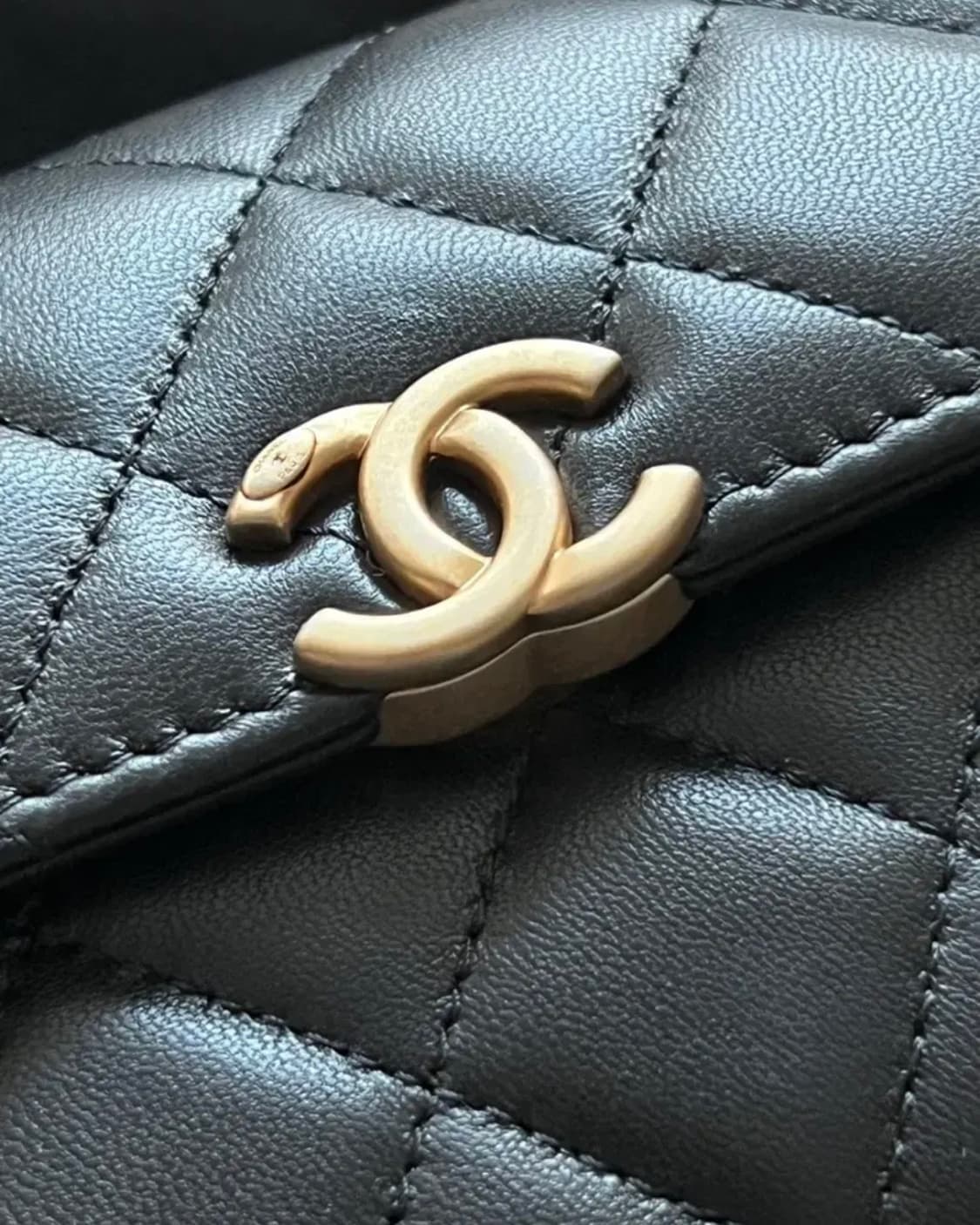 CHANEL 샤넬 체인 플랩 폰 홀더 블랙 상품이미지4