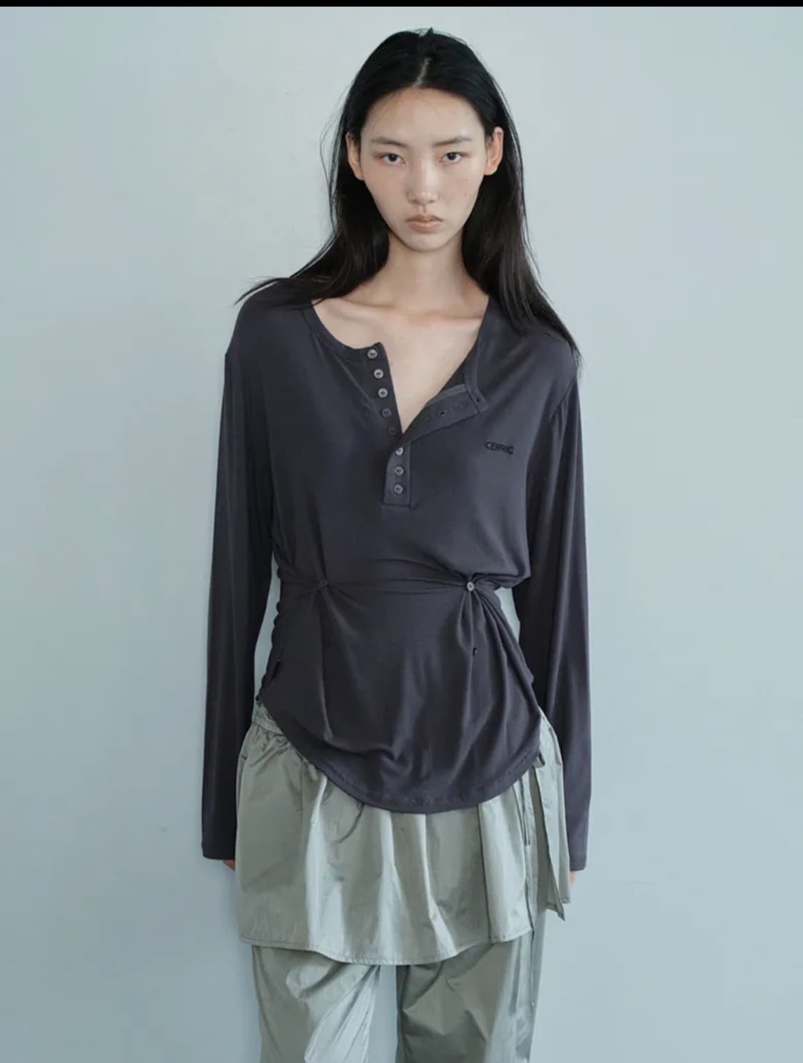 세릭 Button Henley Neck Top _ Charcoal 상품이미지1