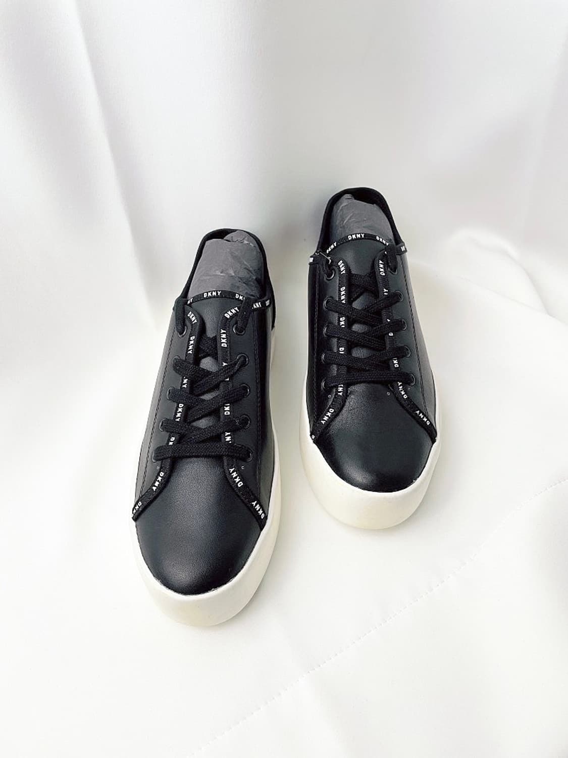 (정품/새상품) DKNY 여성 화이트 블랙 로고 라인 스티치 스니커즈 상품이미지2