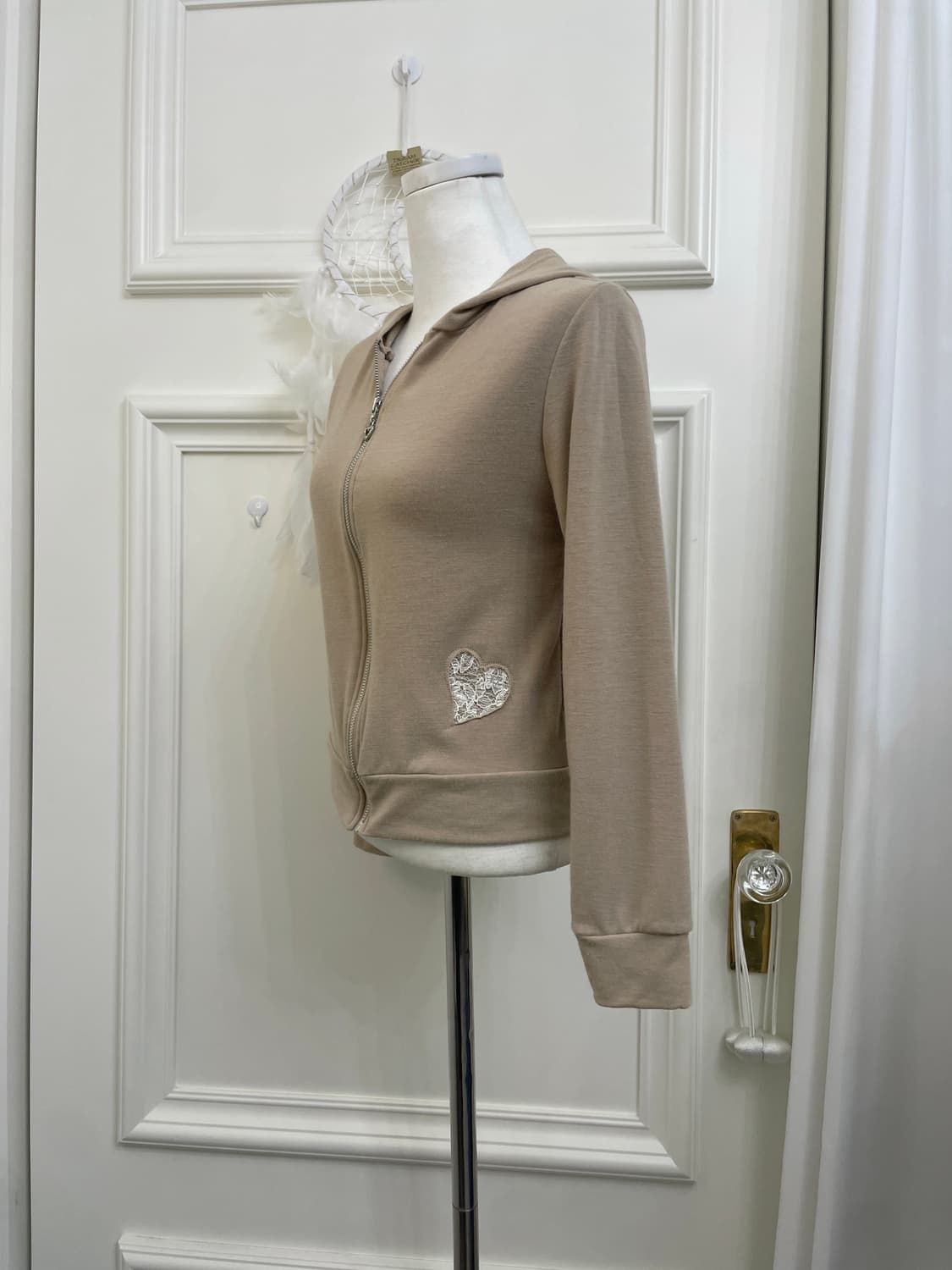 camel beige lace heart point mori hoodie 상품이미지2
