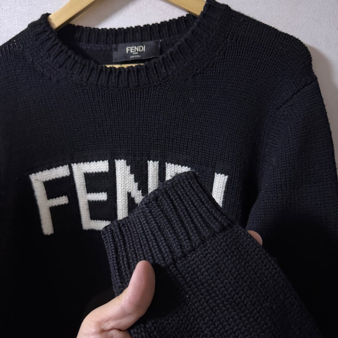 펜디 FENDI 기본 로고 코튼 라운드넥 니트 52(남성 100정도) 상품이미지6