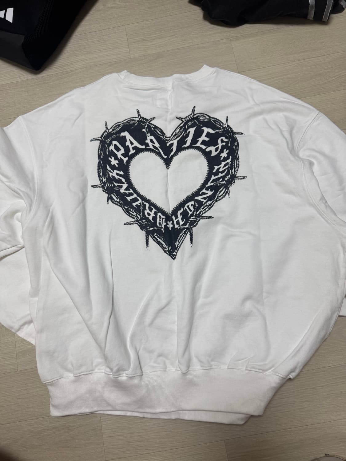 [1] 펀치드렁크파티즈 스웻 하트 맨투맨 펀드파 상품이미지1