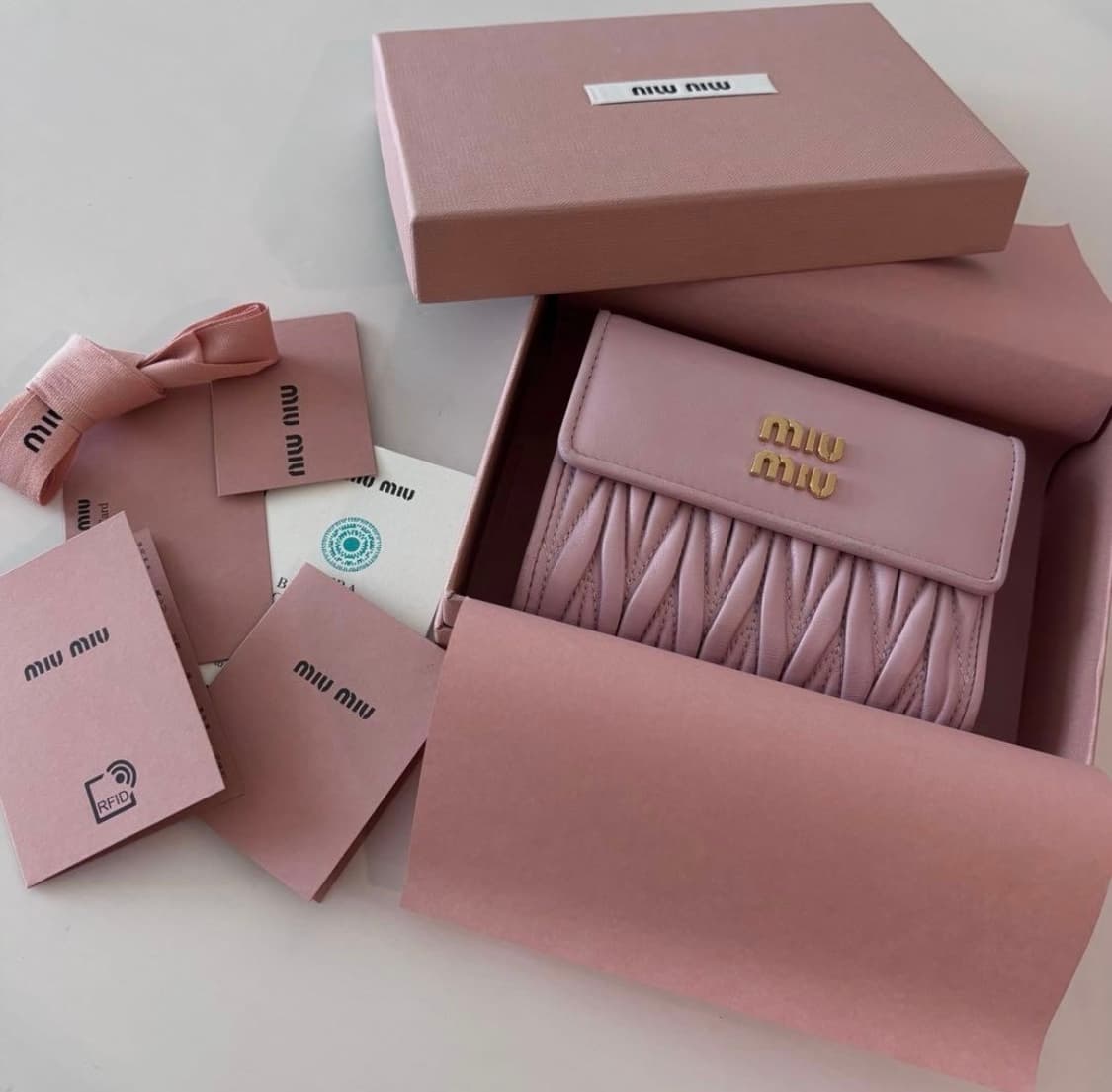 미우미우 마틀라쎄 반지갑 상품이미지1