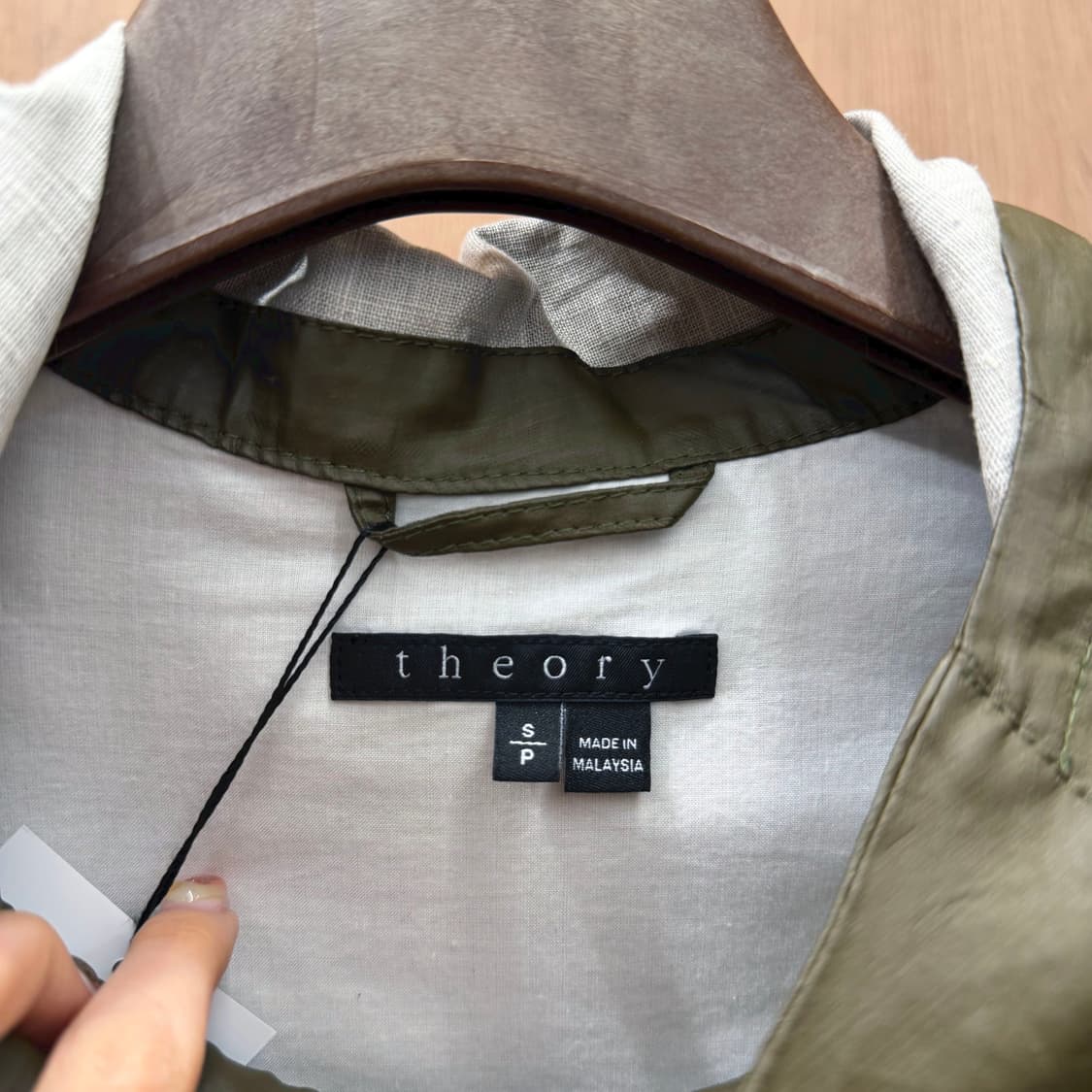 띠어리 롱 후드 자켓 투웨이 지퍼 드로우 스트링 디테일 레귤러핏 카키 상품이미지5