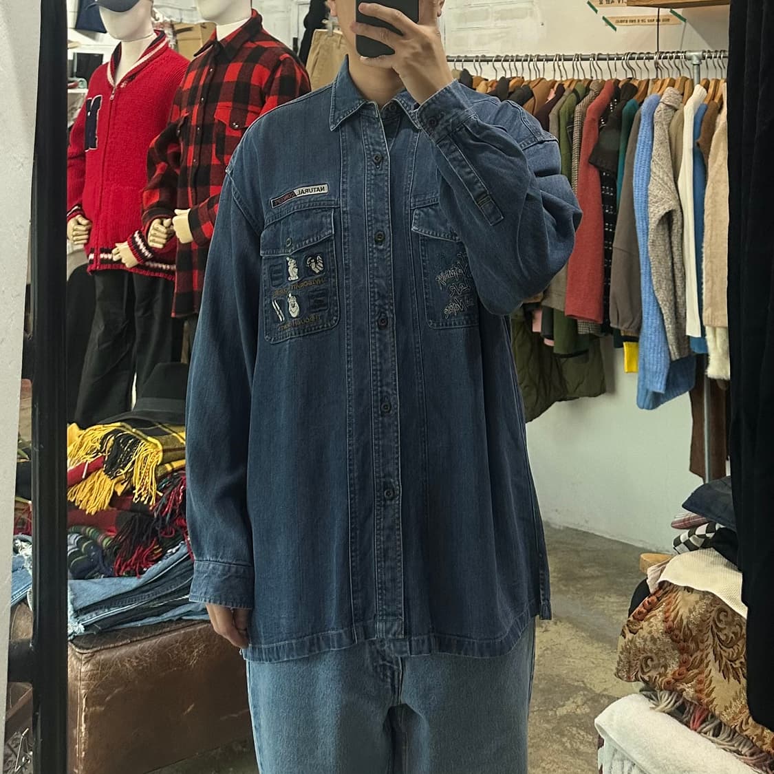 (착용컷) BON GIOVANE 자수 데님 셔츠 (남성용 105) 상품이미지3