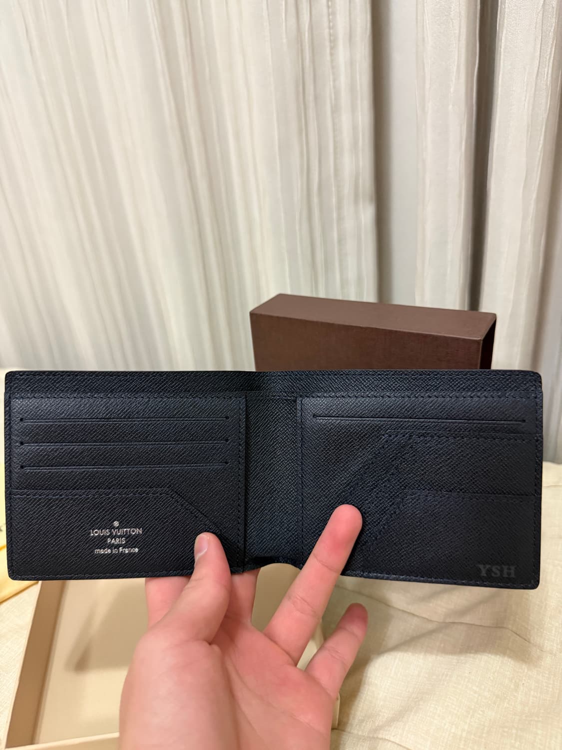 루이비통 타이가 블랙 반지갑 상품이미지1