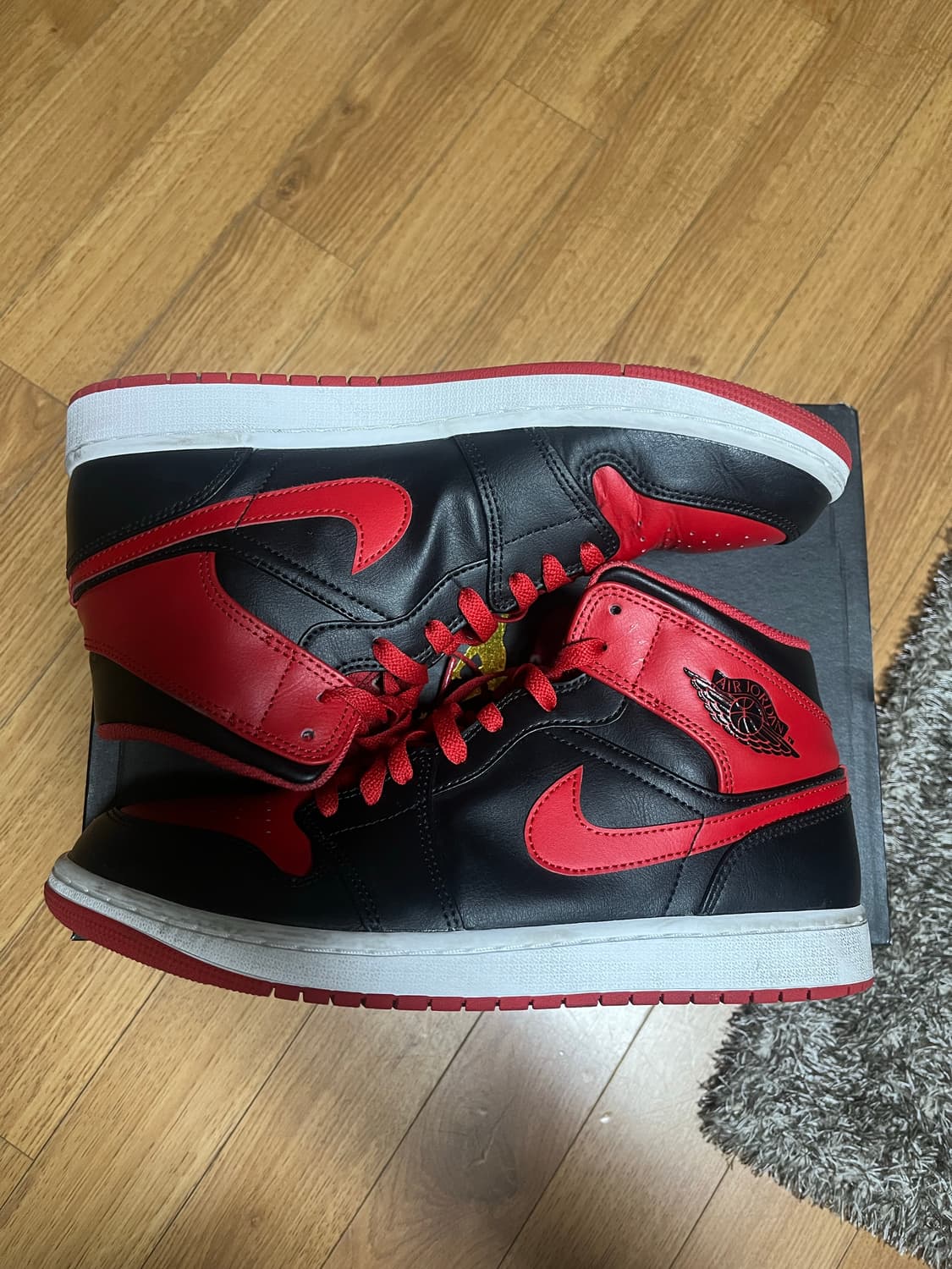 조던1 미드 블랙파이어레드 285 상품이미지2