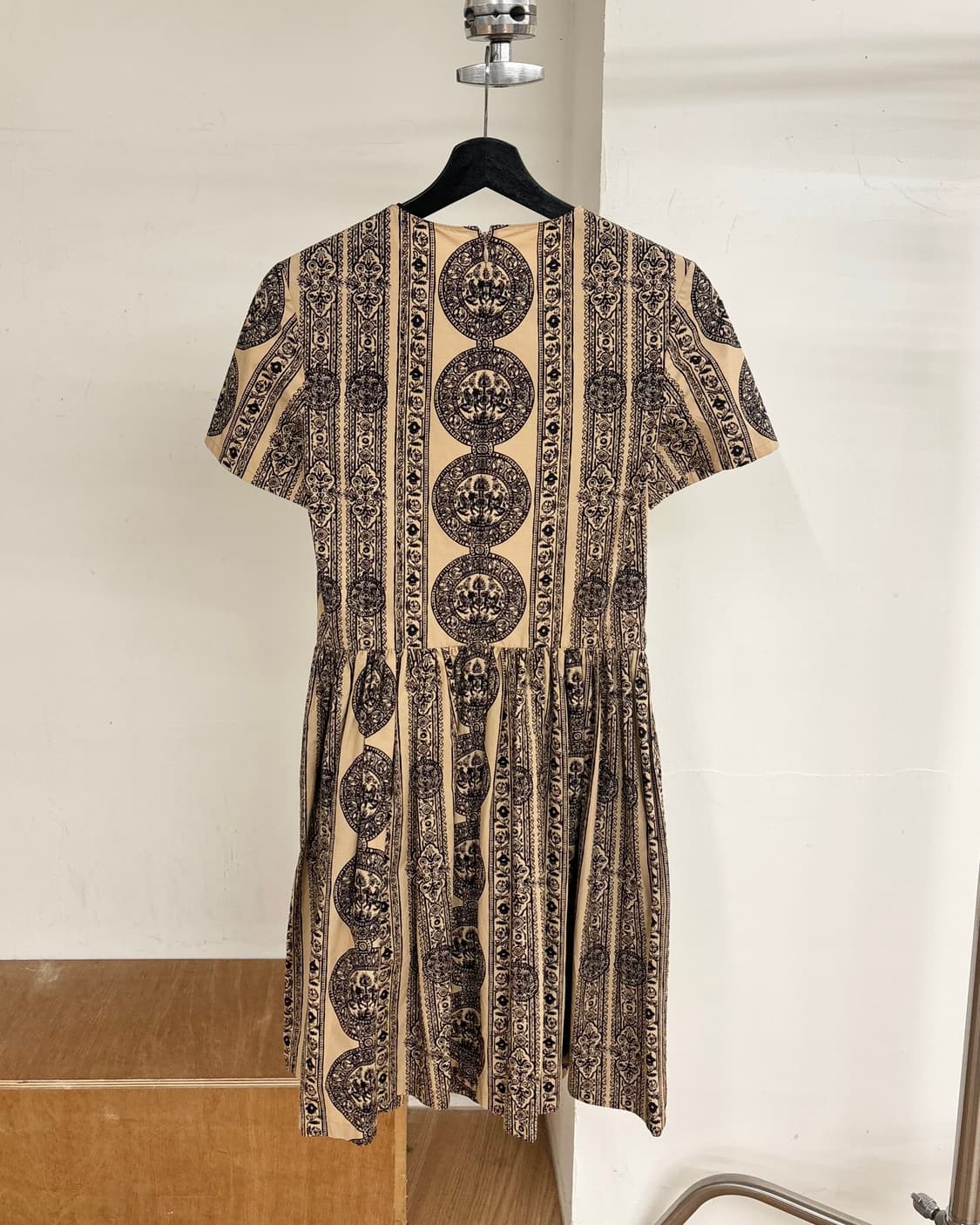 발렌티노 베이지 블랙 코인 메달리온 프린트 밤볼리나 드레스 상품이미지6