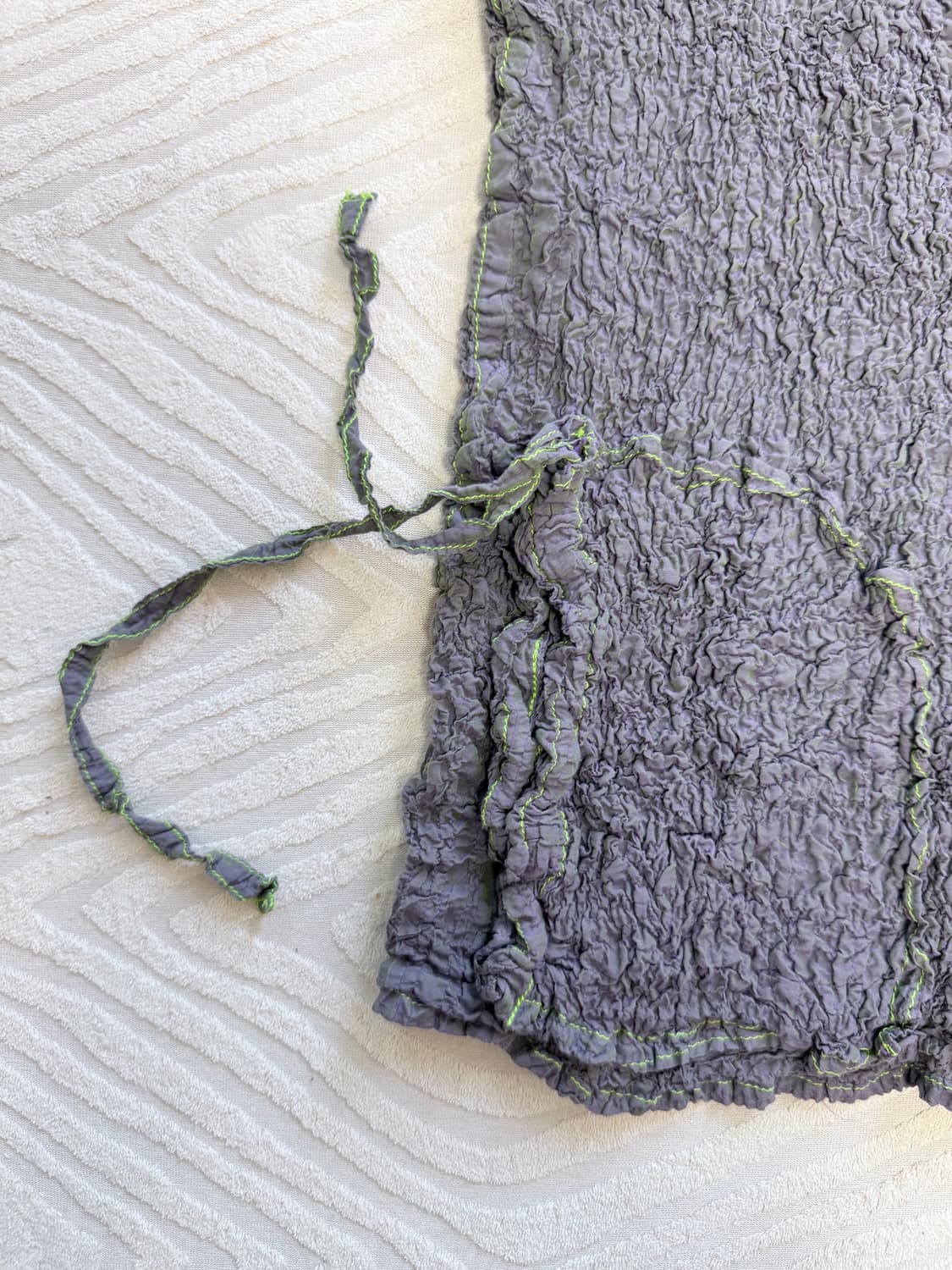 이세이 미야케 그레이+네온그린 스티치 민소매 탑 상품이미지4