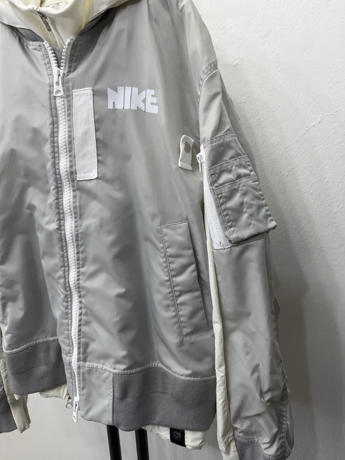 매장판정품) 나이키x사카이 NRG 레이어드 붐버 자켓 L 상품이미지3